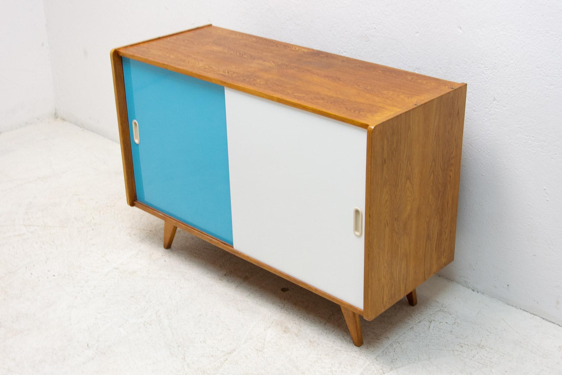 Vollständig restauriertes Mid Century Sideboard U-452 von Jiří Jiroutek, 1960er Jahre, Tschechien im Angebot 9