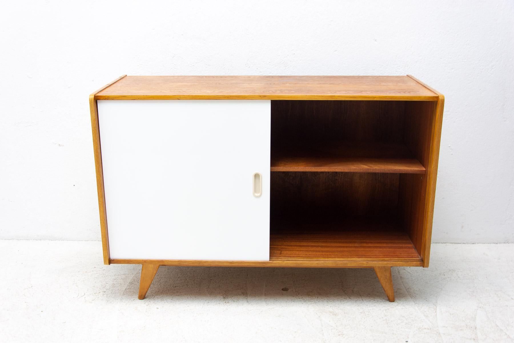 Vollständig restauriertes Mid Century Sideboard U-452 von Jiří Jiroutek, 1960er Jahre, Tschechien im Zustand „Hervorragend“ im Angebot in Prague 8, CZ