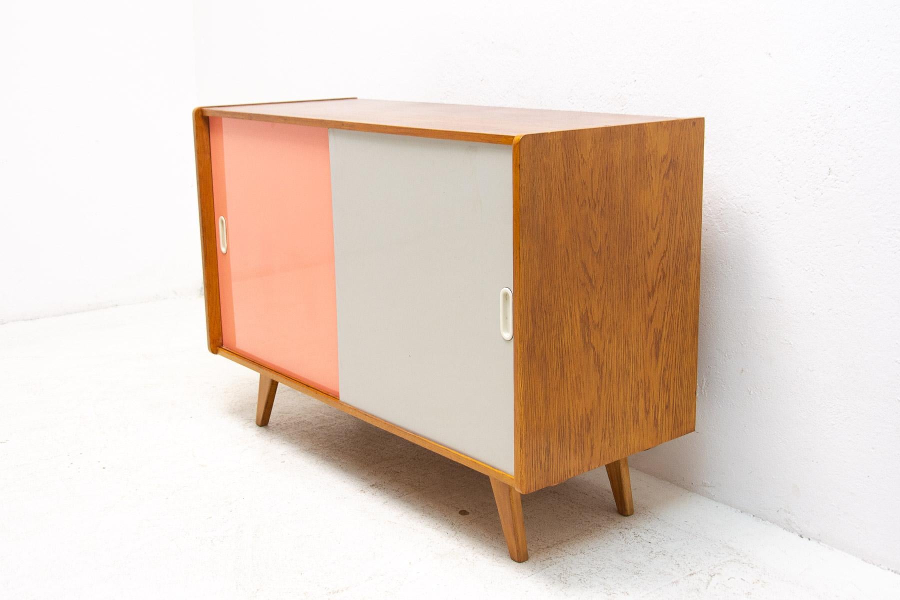  Vollständig restauriertes Sideboard U-452 aus der Mitte des Jahrhunderts von Ji Jiroutek, 1960er Jahre, Tschechisch (Laminat) im Angebot