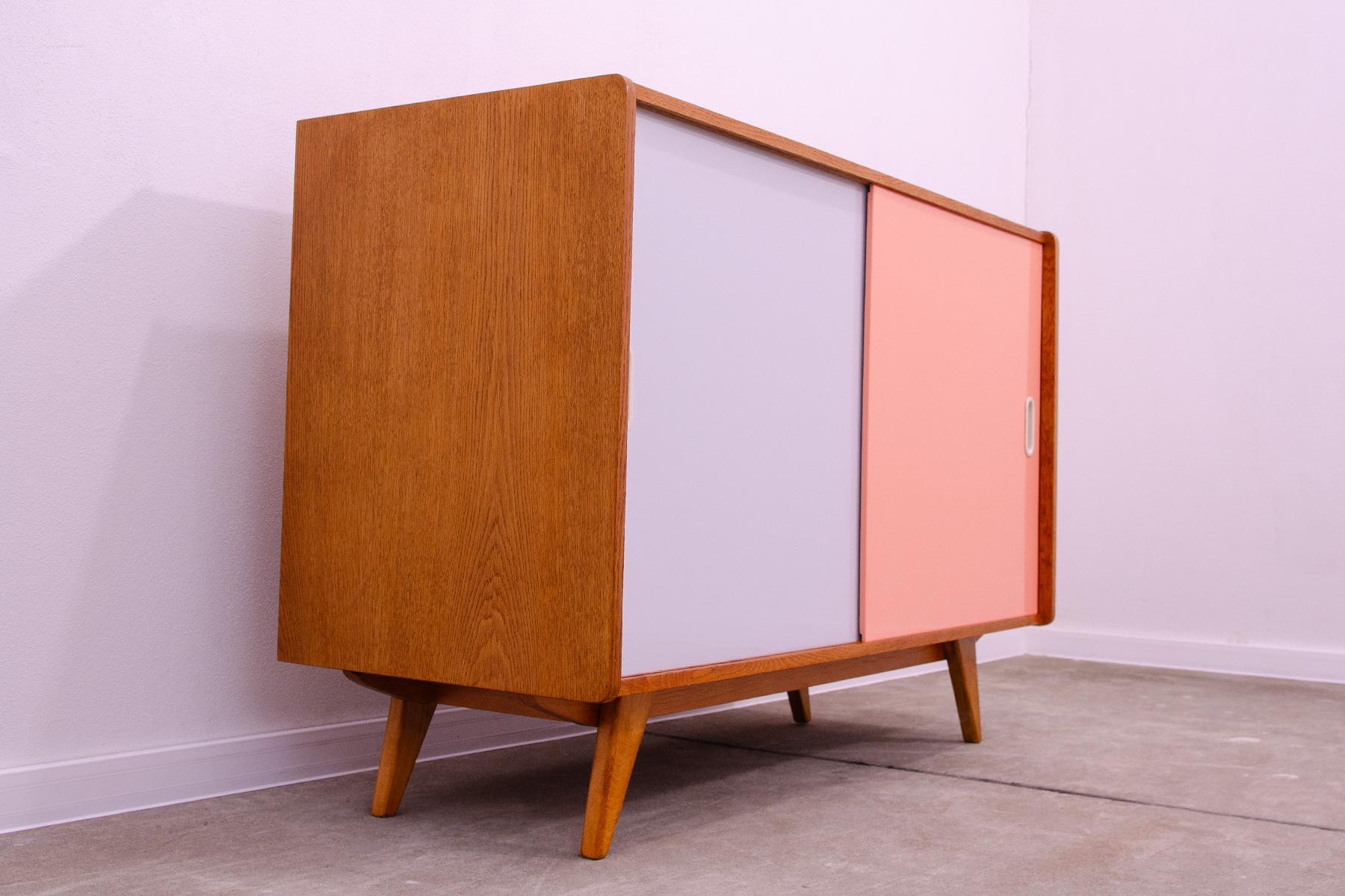 Vollständig restauriertes Sideboard U-452 von Jiří Jiroutek aus der Mitte des Jahrhunderts, 1960er Jahre, Tschechien. im Angebot 1