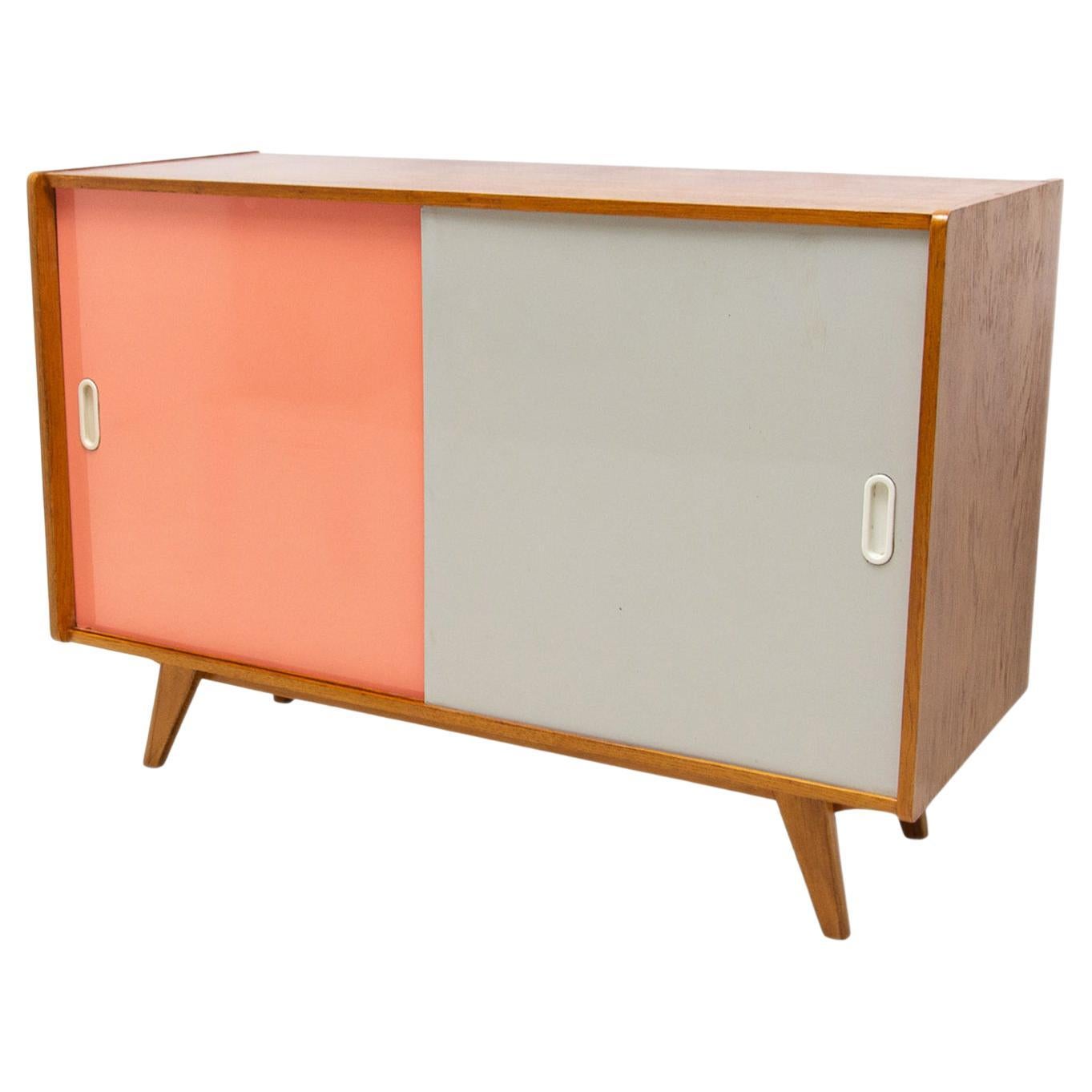  Vollständig restauriertes Sideboard U-452 aus der Mitte des Jahrhunderts von Ji Jiroutek, 1960er Jahre, Tschechisch im Angebot