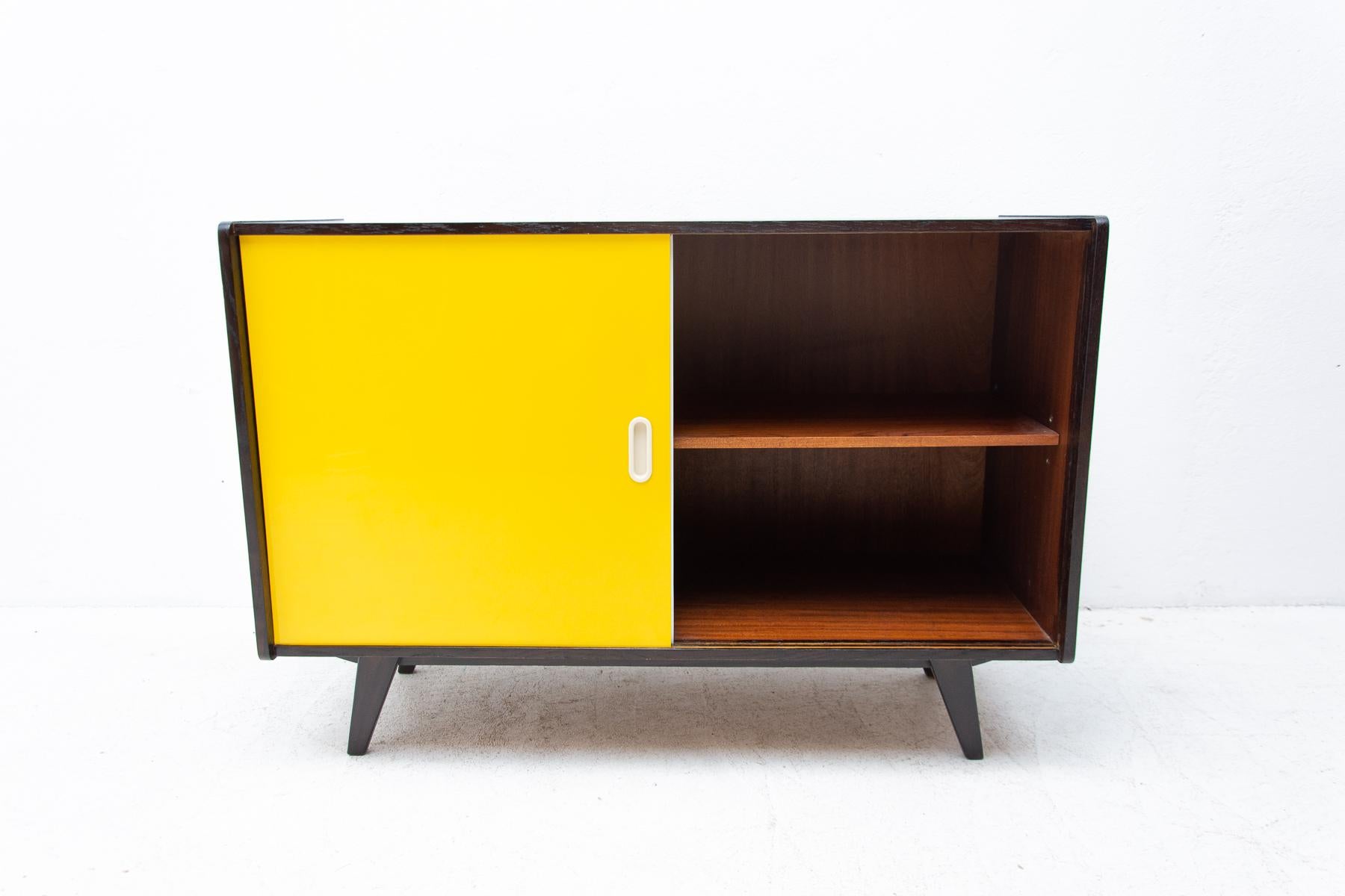 Fully Restored Midcentury Sideboard U-452 by Jiří Jiroutek, 1960´s, Czechoslova For Sale 3