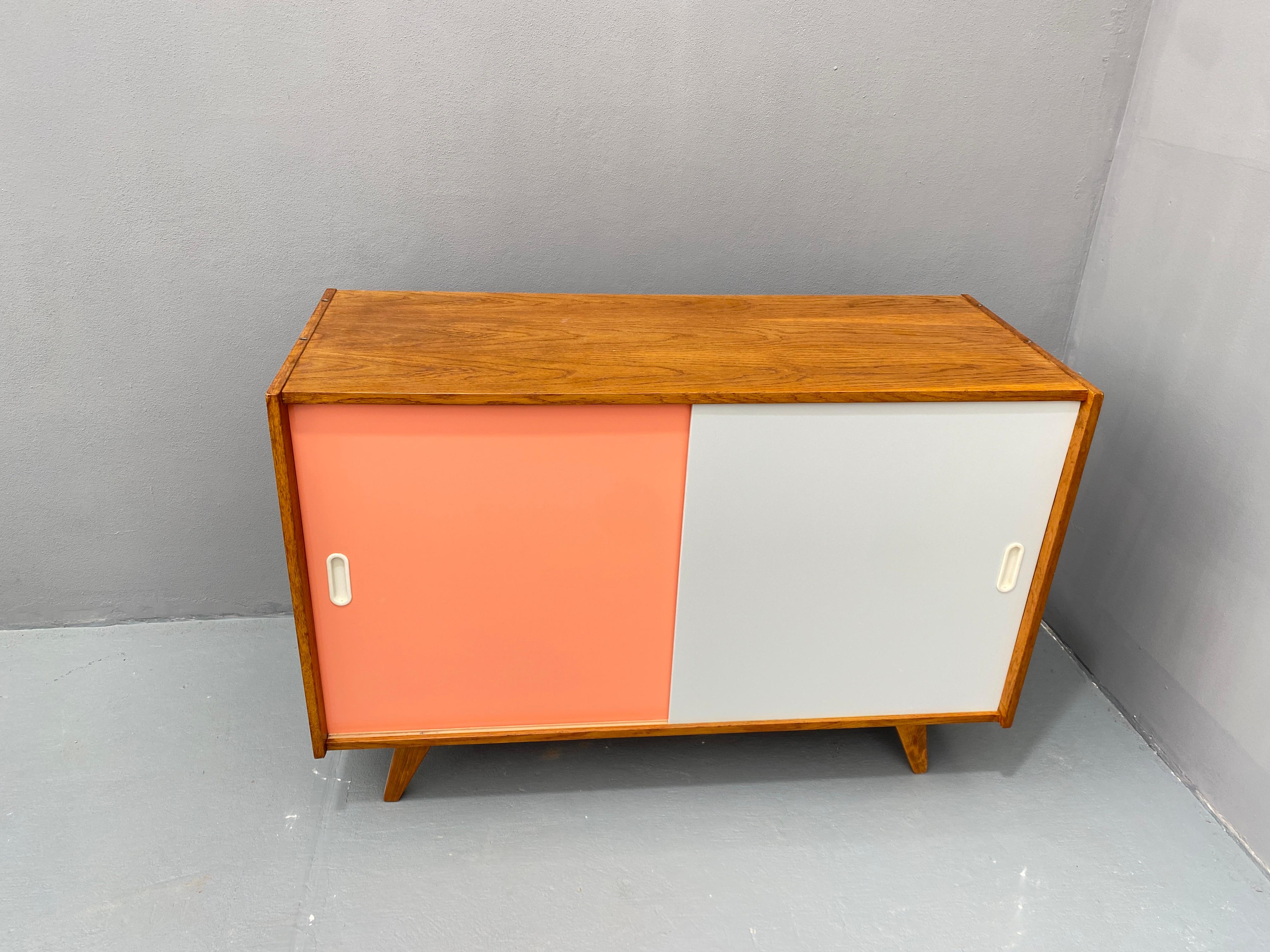 Buffet du milieu du siècle U-452 entièrement restauré par Jiří Jiroutek, années 1960, Tchécoslovaquie en vente 2