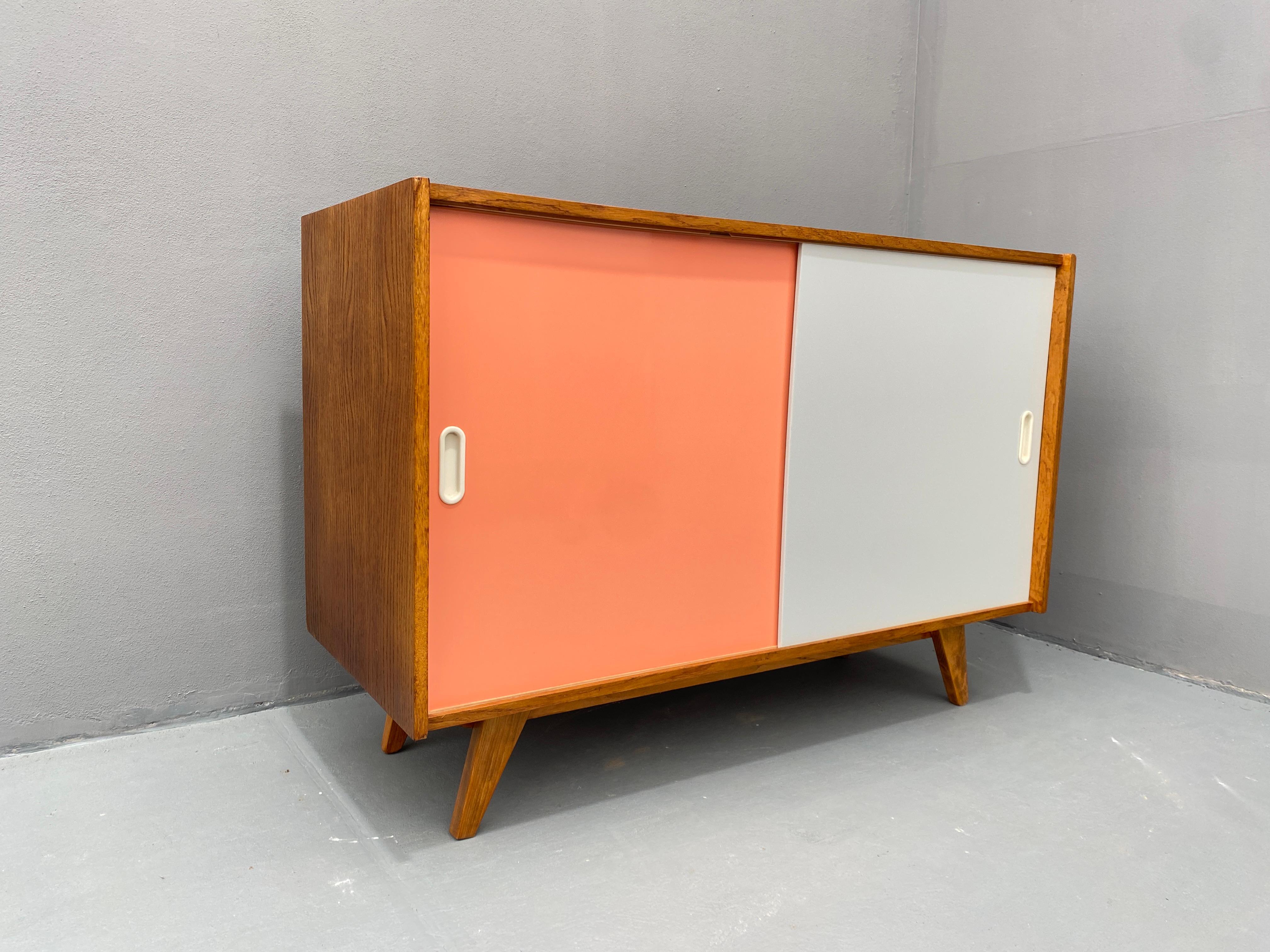 Buffet du milieu du siècle U-452 entièrement restauré par Jiří Jiroutek, années 1960, Tchécoslovaquie en vente 3