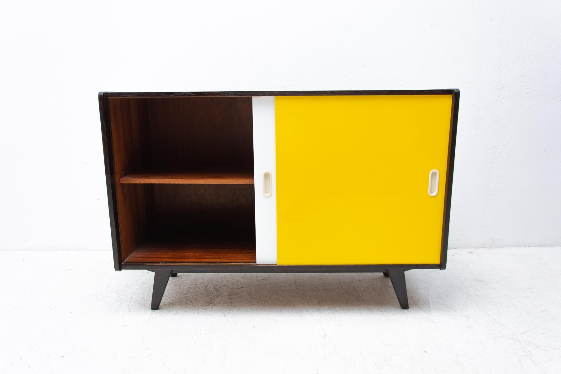 Fully Restored Midcentury Sideboard U-452 by Jiří Jiroutek, 1960´s, Czechoslova For Sale 5