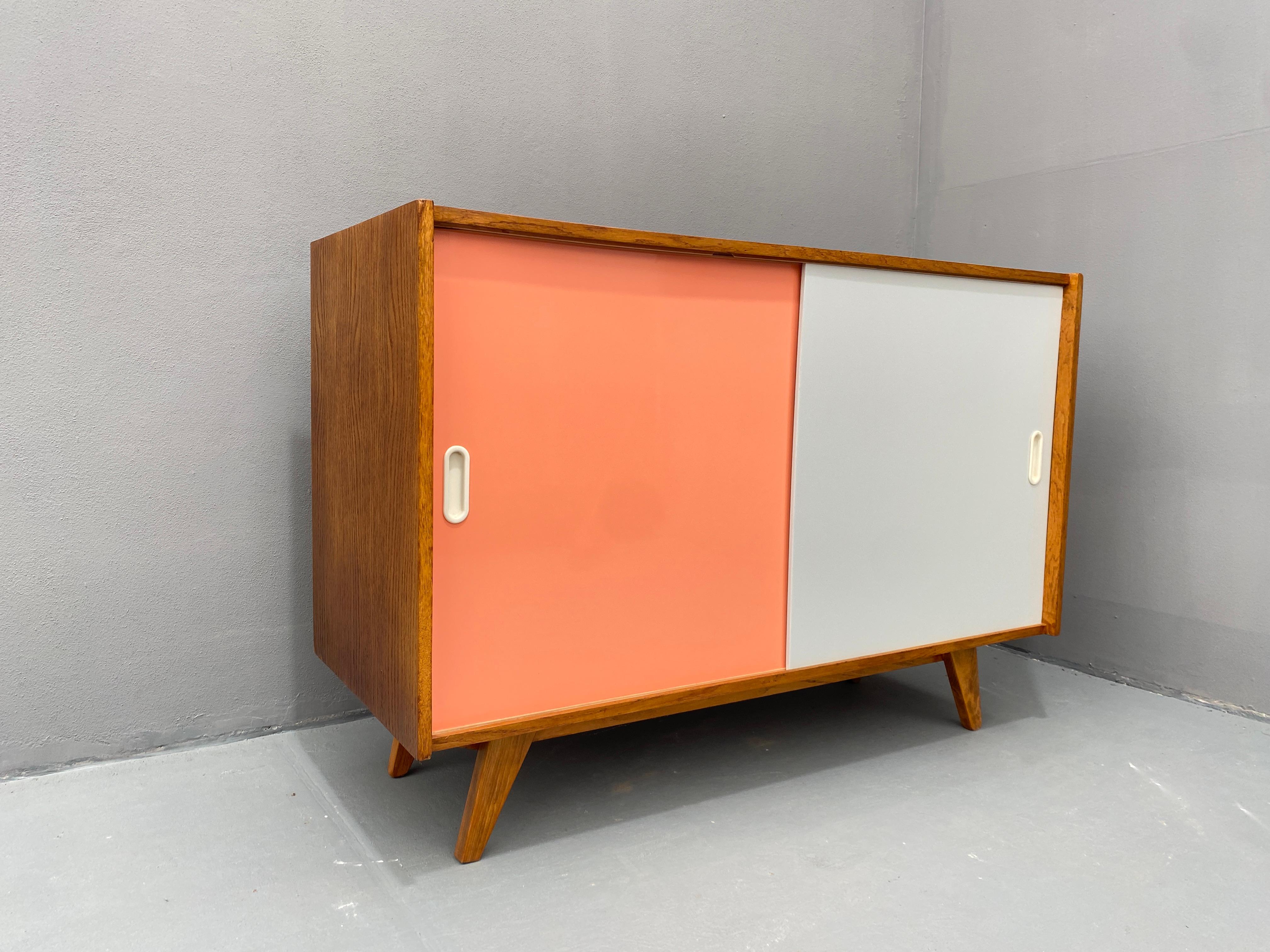 Buffet du milieu du siècle U-452 entièrement restauré par Jiří Jiroutek, années 1960, Tchécoslovaquie en vente 4