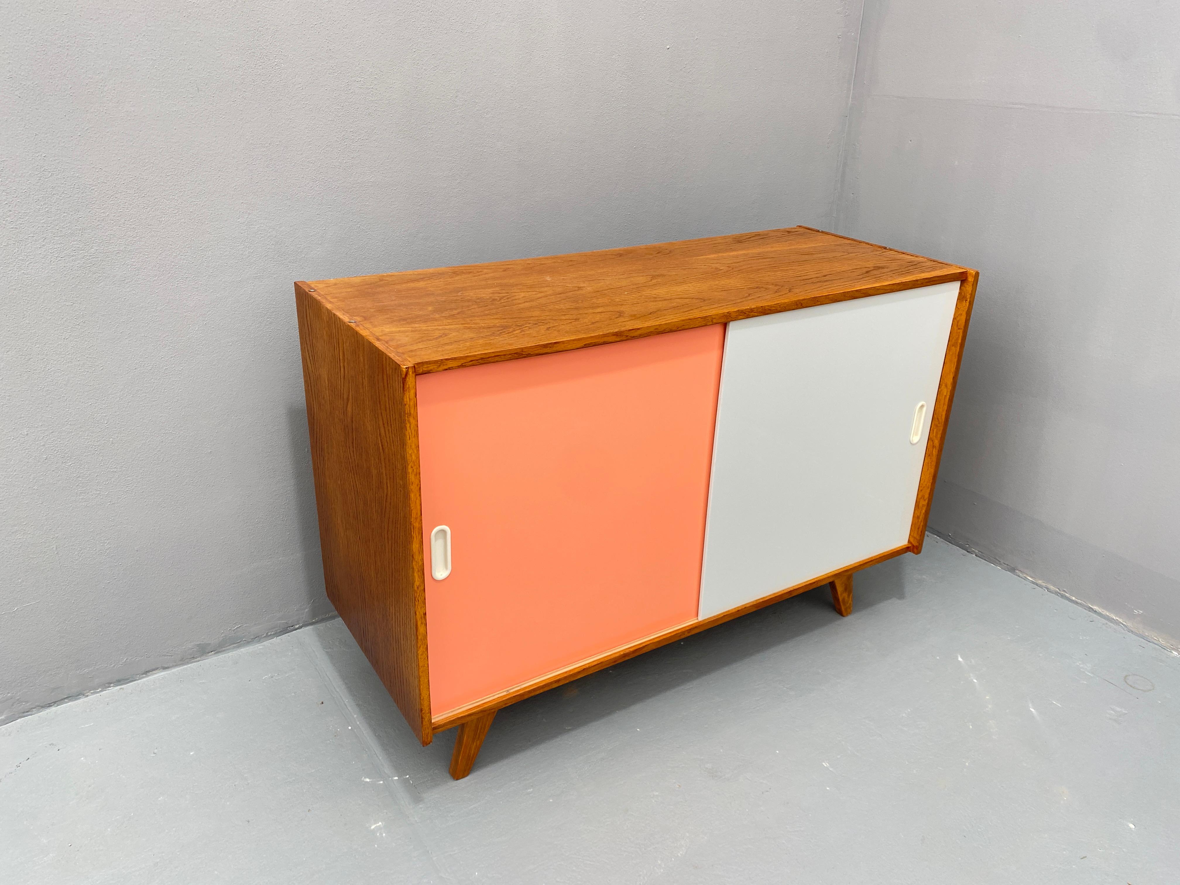 Buffet du milieu du siècle U-452 entièrement restauré par Jiří Jiroutek, années 1960, Tchécoslovaquie en vente 5
