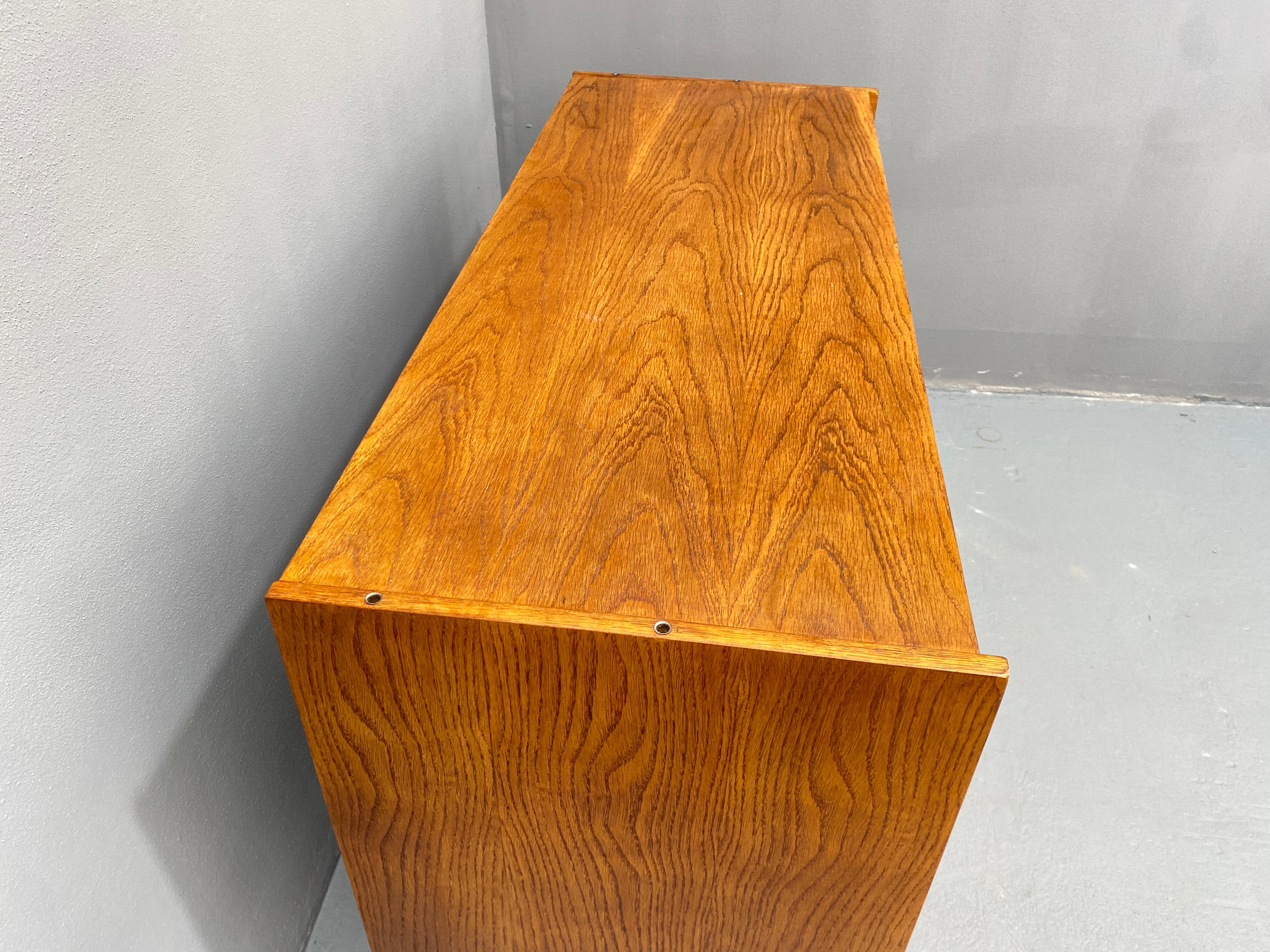 Buffet du milieu du siècle U-452 entièrement restauré par Jiří Jiroutek, années 1960, Tchécoslovaquie en vente 6