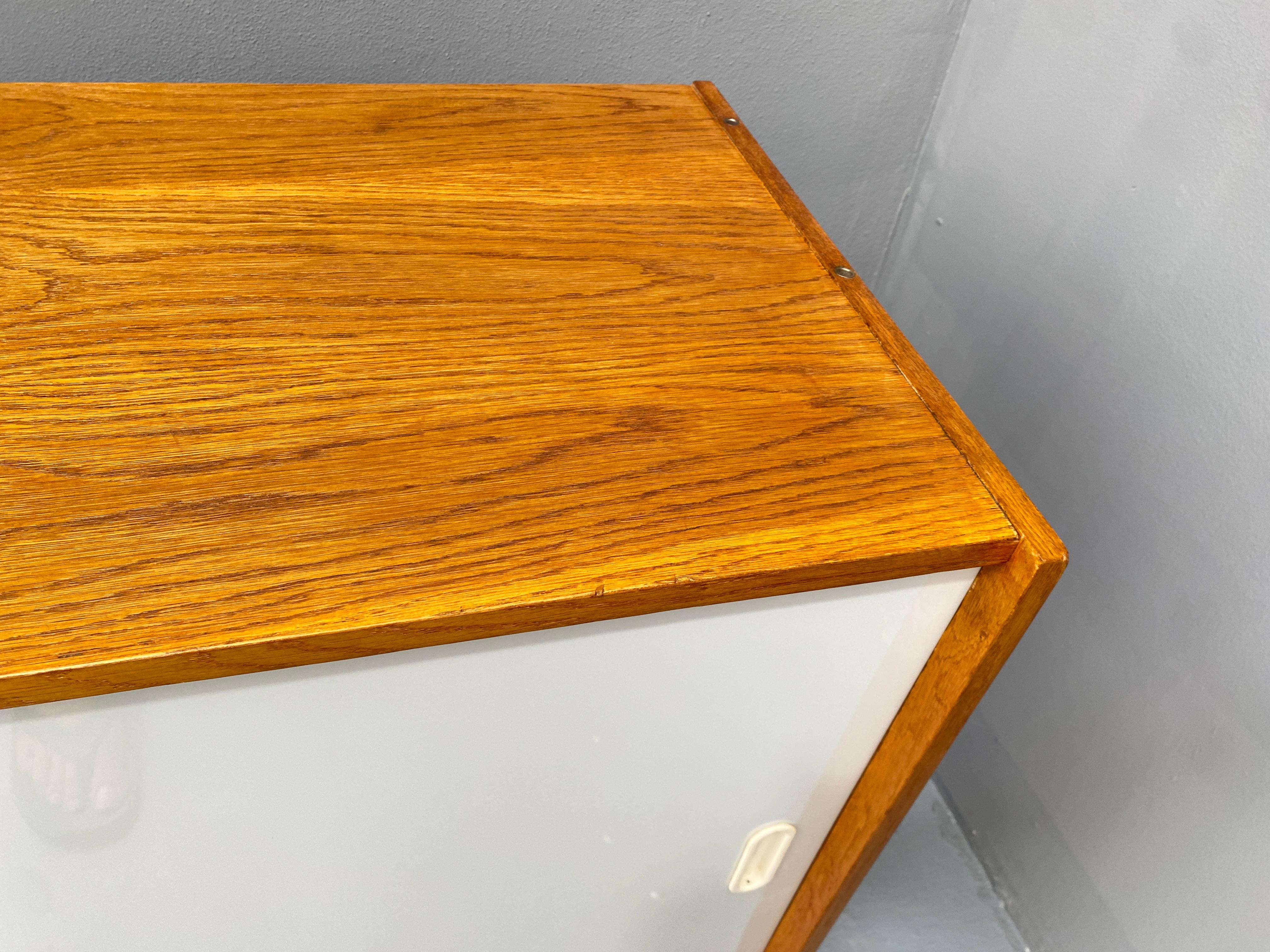 Buffet du milieu du siècle U-452 entièrement restauré par Jiří Jiroutek, années 1960, Tchécoslovaquie en vente 9