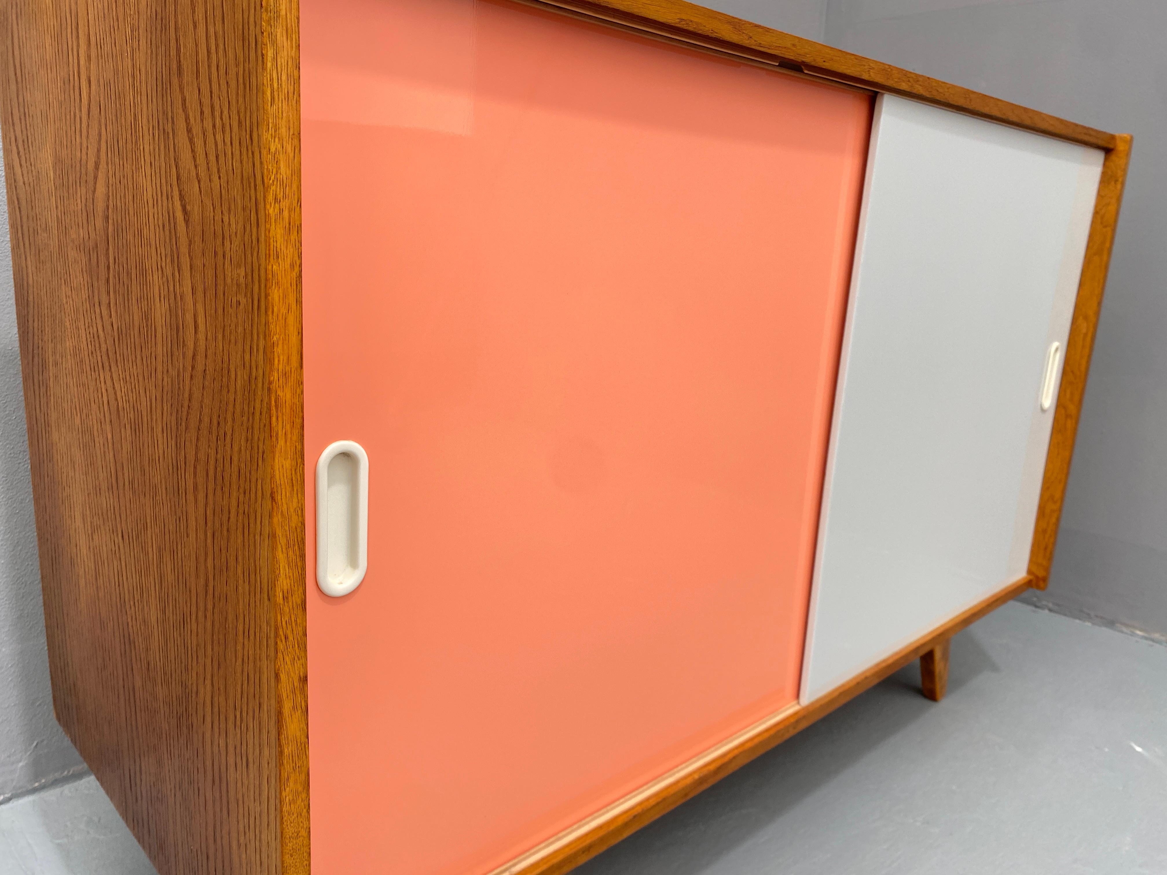 Buffet du milieu du siècle U-452 entièrement restauré par Jiří Jiroutek, années 1960, Tchécoslovaquie en vente 10
