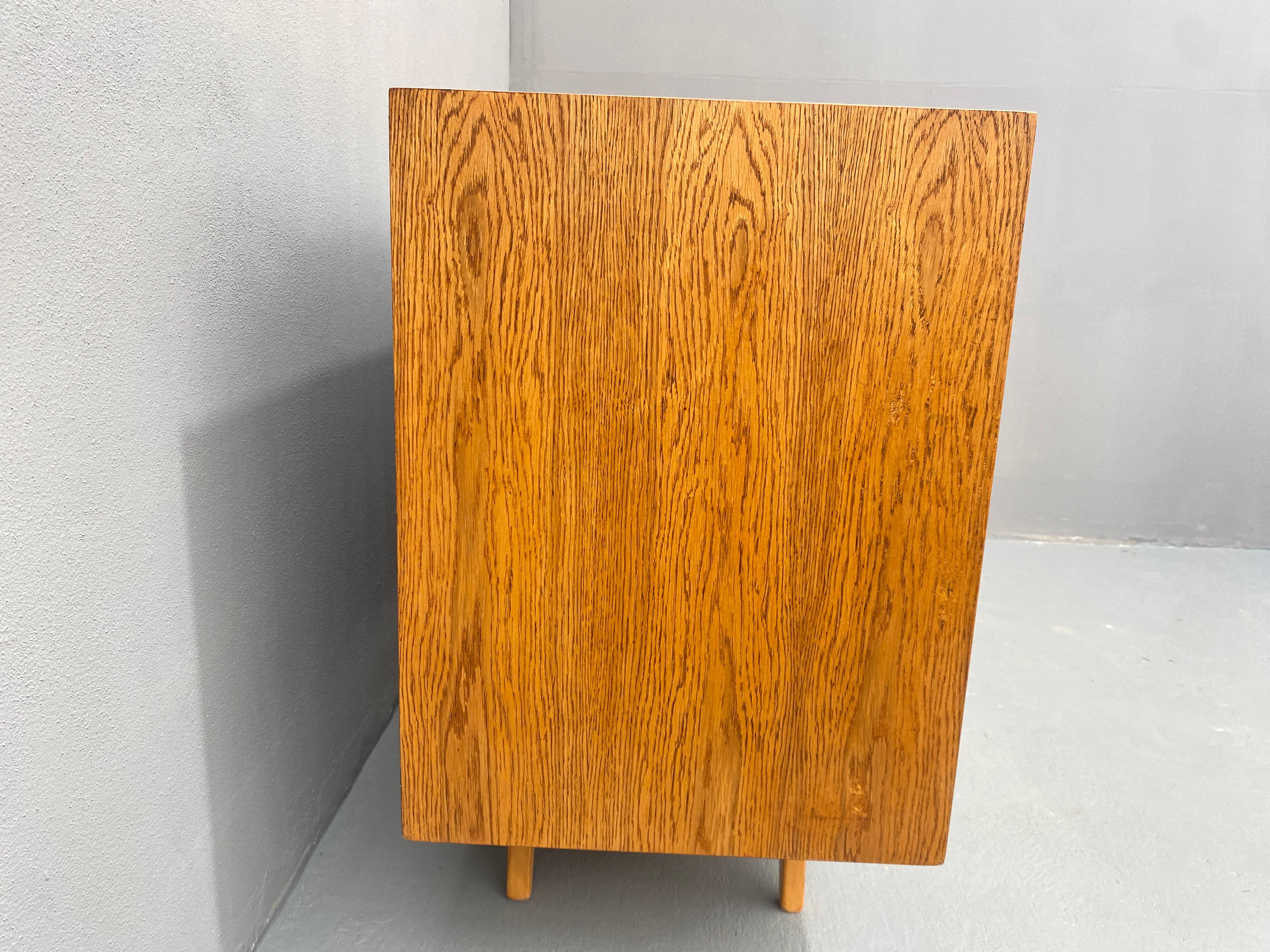 Buffet à portes coulissantes du milieu du siècle, n° de catalogue U-452, conçu par Jiri Jiroutek. Il est composé de bois de hêtre, de placage, de contreplaqué et de stratifié. En excellent état, entièrement remis à neuf.

Le meuble provient de la
