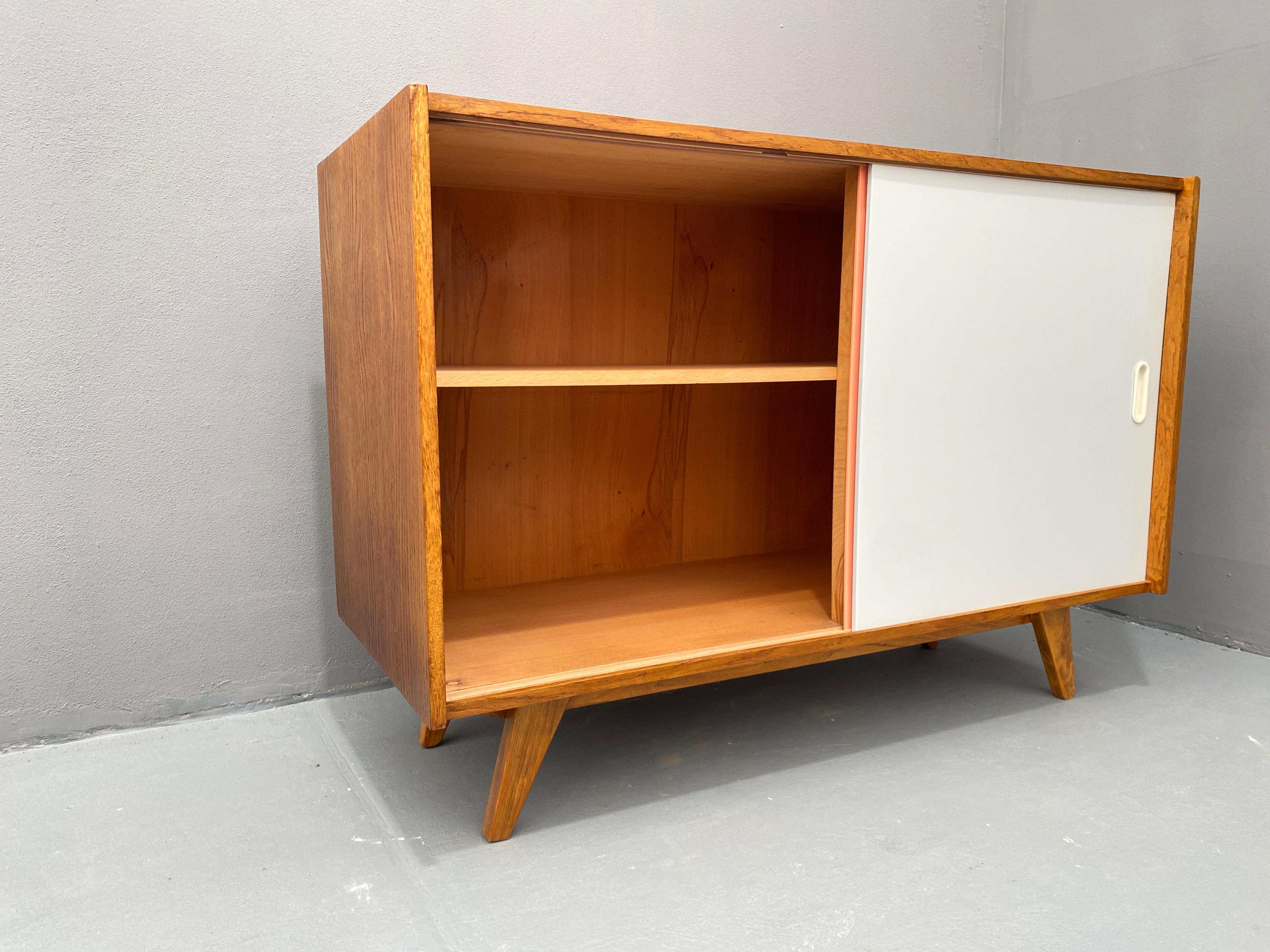 Buffet du milieu du siècle U-452 entièrement restauré par Jiří Jiroutek, années 1960, Tchécoslovaquie en vente 12