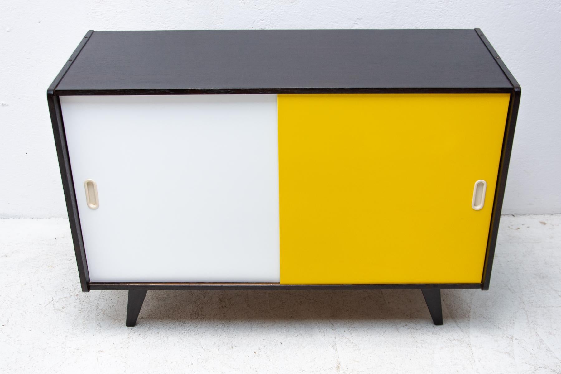 Scandinavian Modern Fully Restored Midcentury Sideboard U-452 by Jiří Jiroutek, 1960´s, Czechoslova For Sale