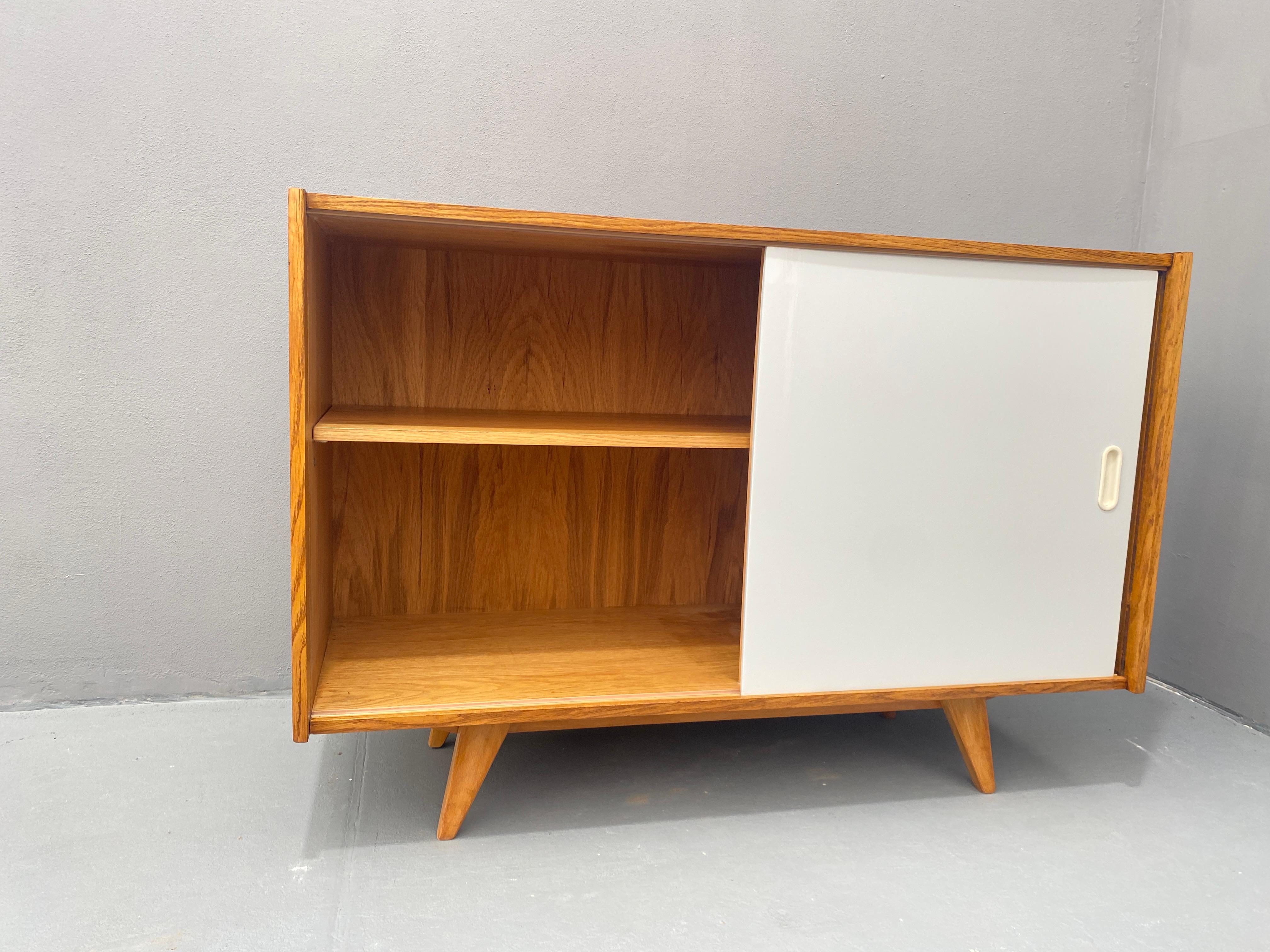 Mid-Century Modern Buffet du milieu du siècle U-452 entièrement restauré par Jiří Jiroutek, années 1960, Tchécoslovaquie en vente