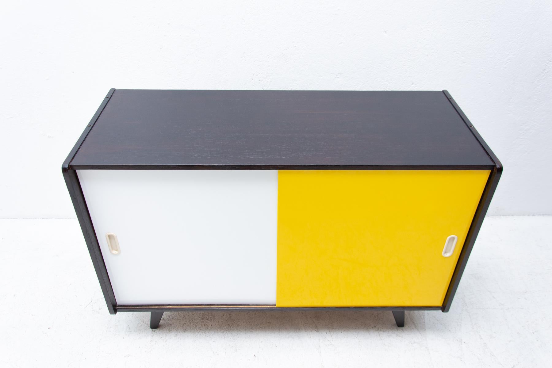 Veneer Fully Restored Midcentury Sideboard U-452 by Jiří Jiroutek, 1960´s, Czechoslova For Sale