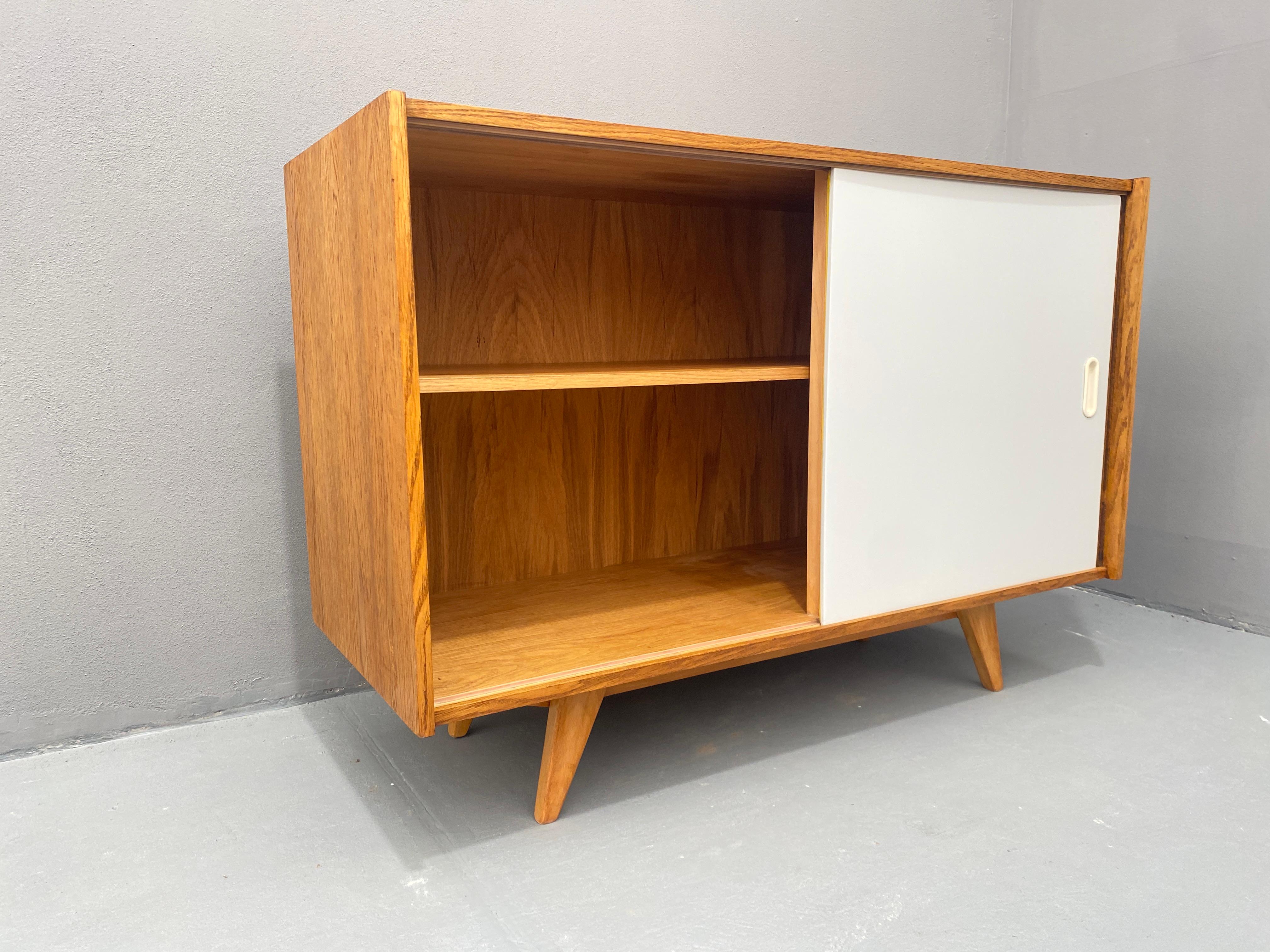 Tchèque Buffet du milieu du siècle U-452 entièrement restauré par Jiří Jiroutek, années 1960, Tchécoslovaquie en vente