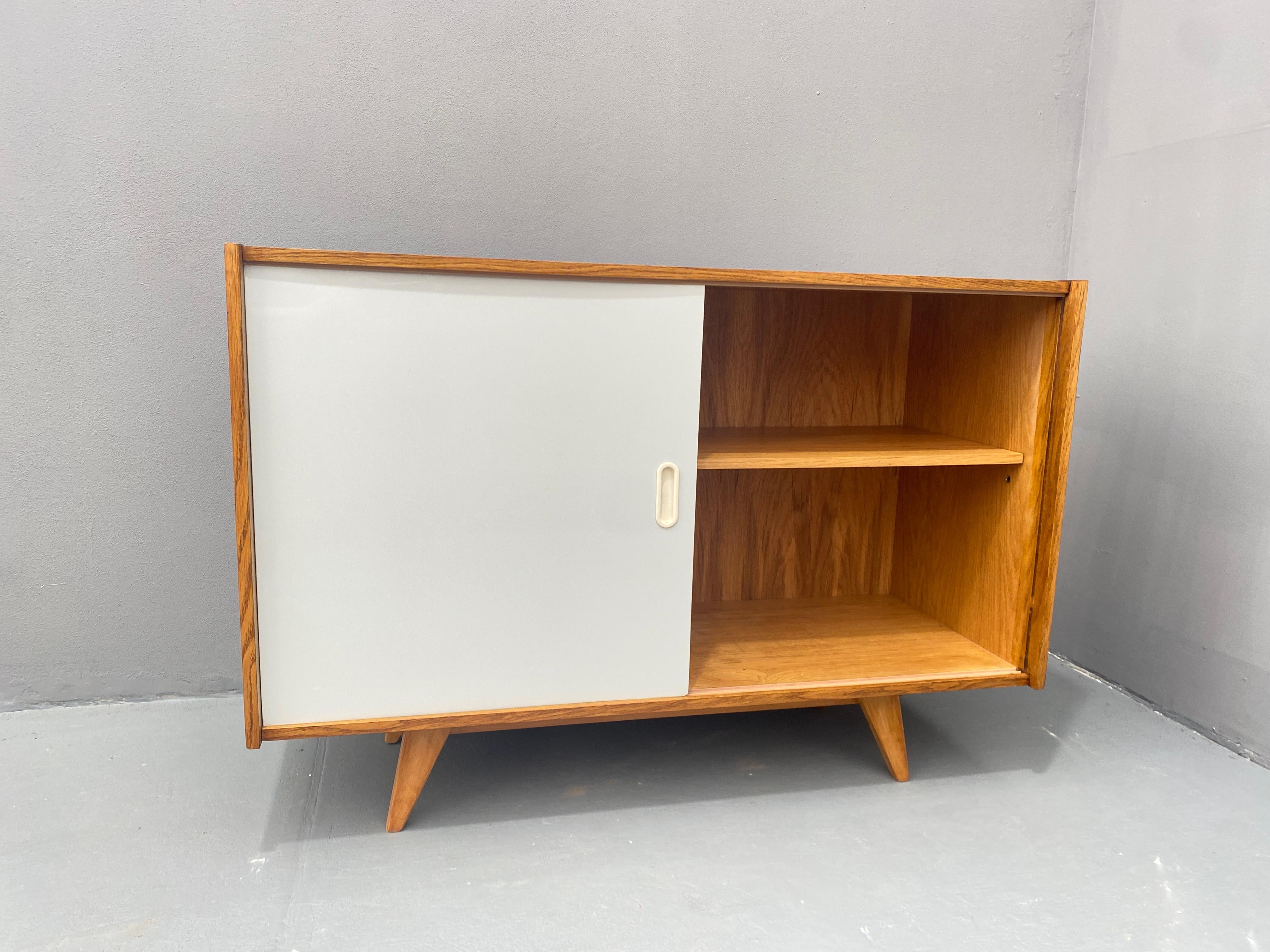 Placage Buffet du milieu du siècle U-452 entièrement restauré par Jiří Jiroutek, années 1960, Tchécoslovaquie en vente
