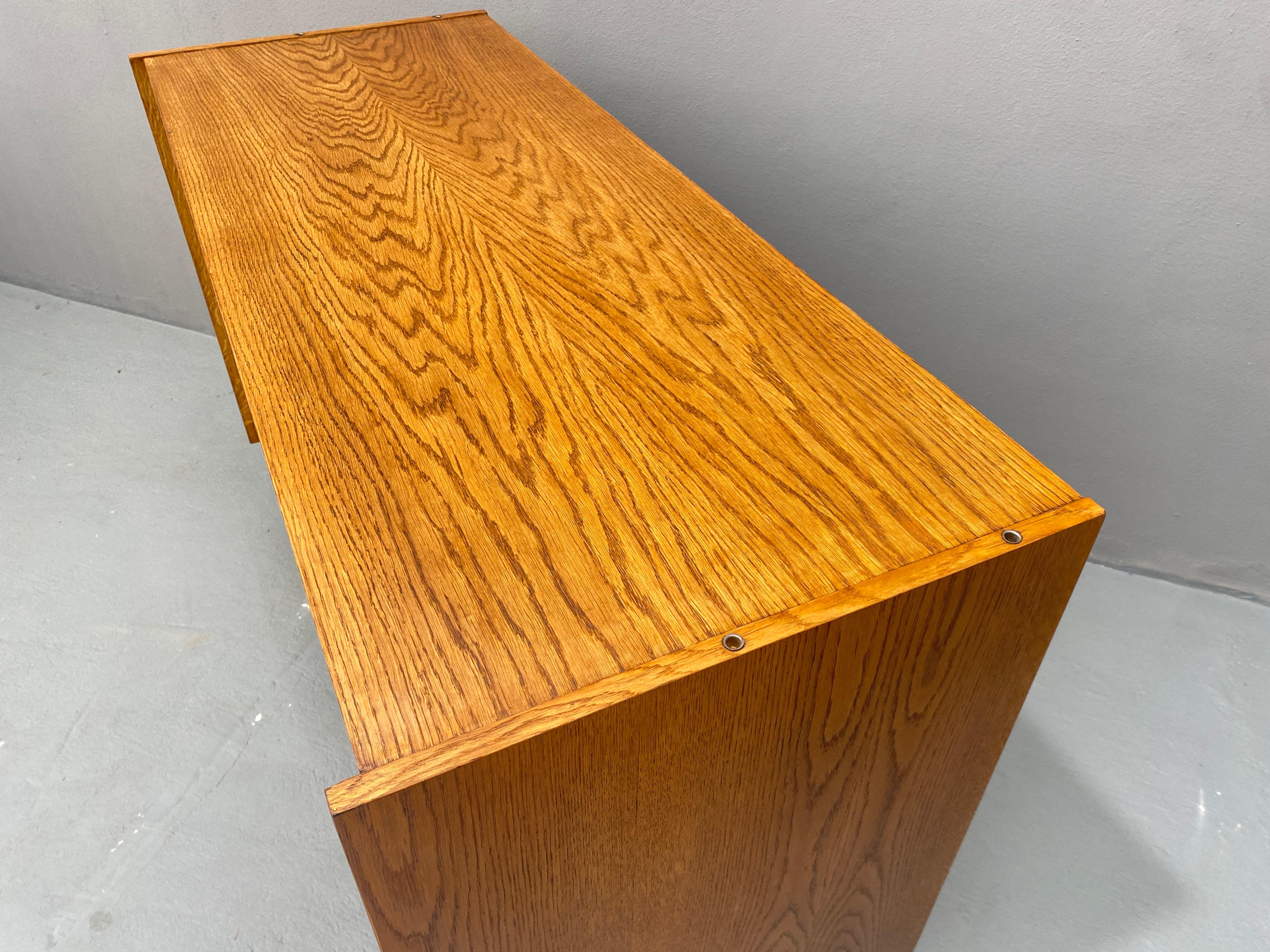 Buffet du milieu du siècle U-452 entièrement restauré par Jiří Jiroutek, années 1960, Tchécoslovaquie Excellent état - En vente à Prague 8, CZ