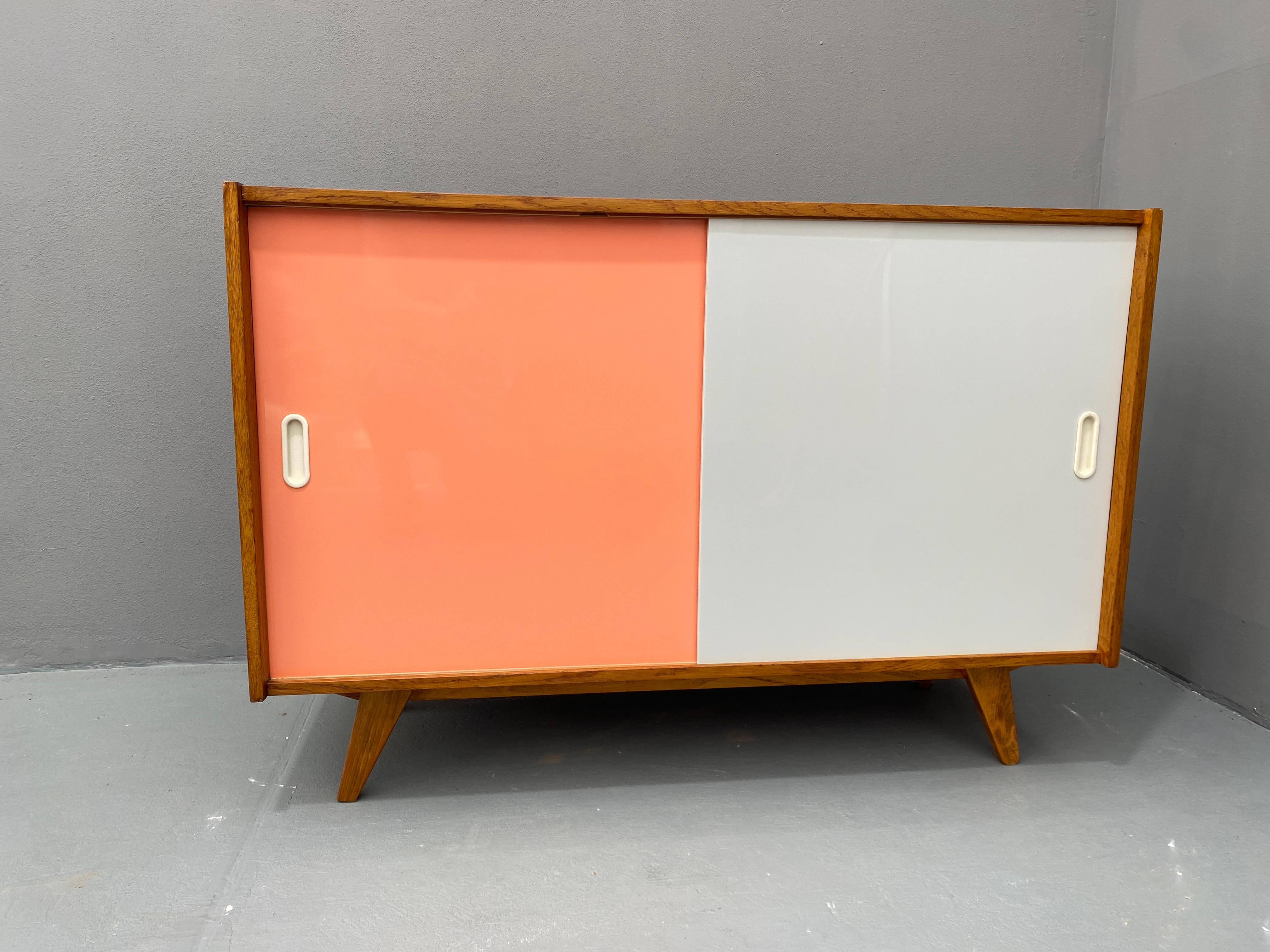 20ième siècle Buffet du milieu du siècle U-452 entièrement restauré par Jiří Jiroutek, années 1960, Tchécoslovaquie en vente