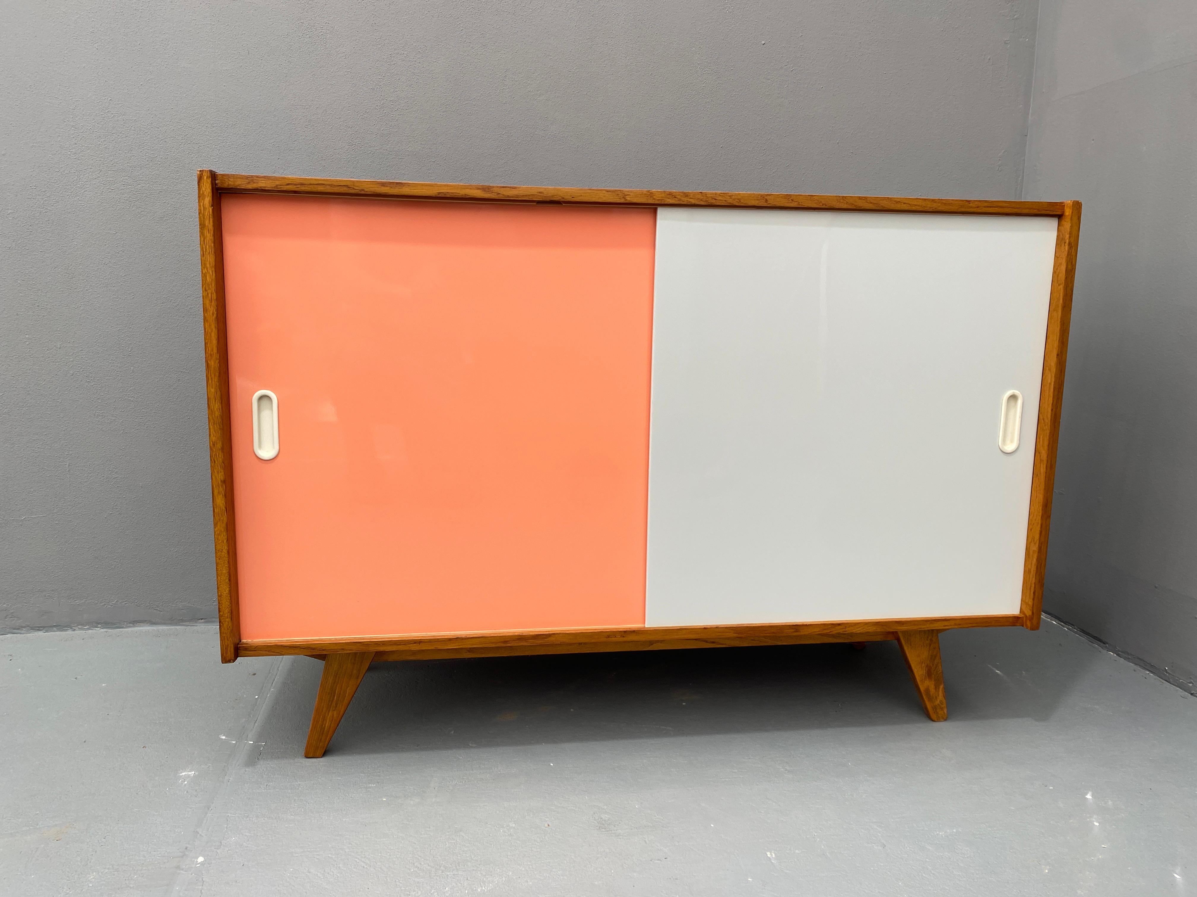 Stratifié Buffet du milieu du siècle U-452 entièrement restauré par Jiří Jiroutek, années 1960, Tchécoslovaquie en vente