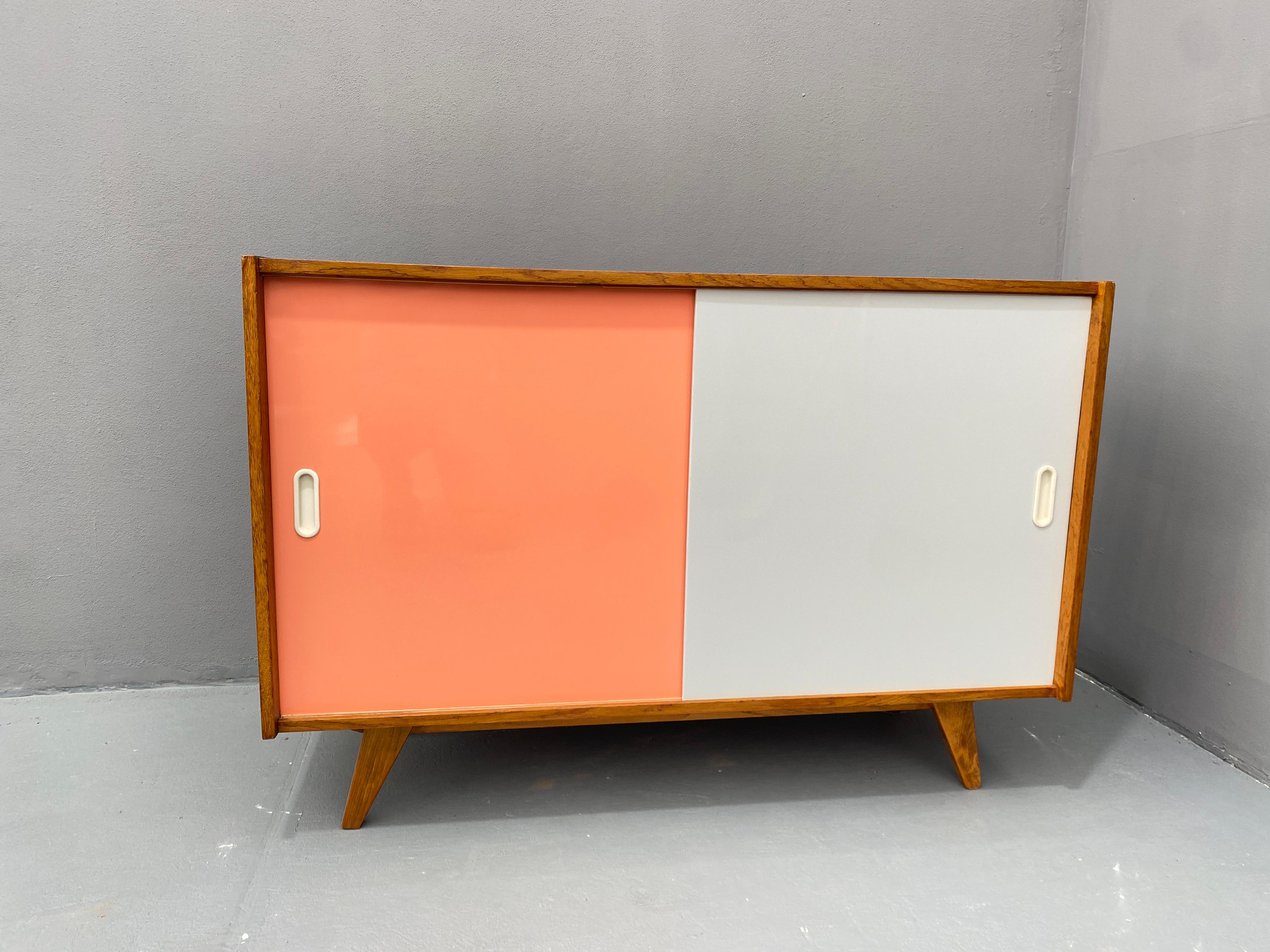 Buffet du milieu du siècle U-452 entièrement restauré par Jiří Jiroutek, années 1960, Tchécoslovaquie en vente 1