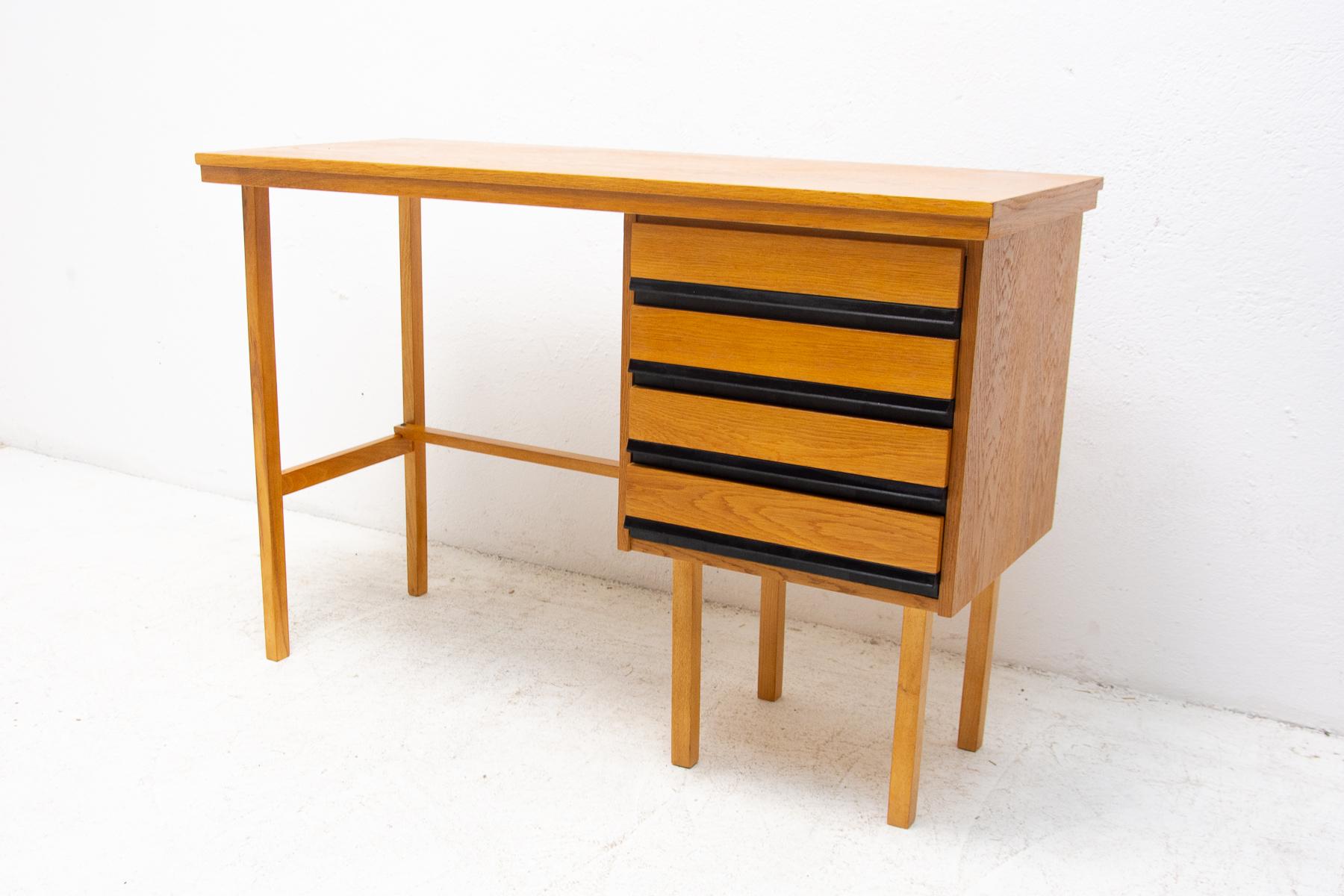 Fully Restored Mid Century Writing Desk, 1960´s, Czechoslovakia In Good Condition In Prague 8, CZ