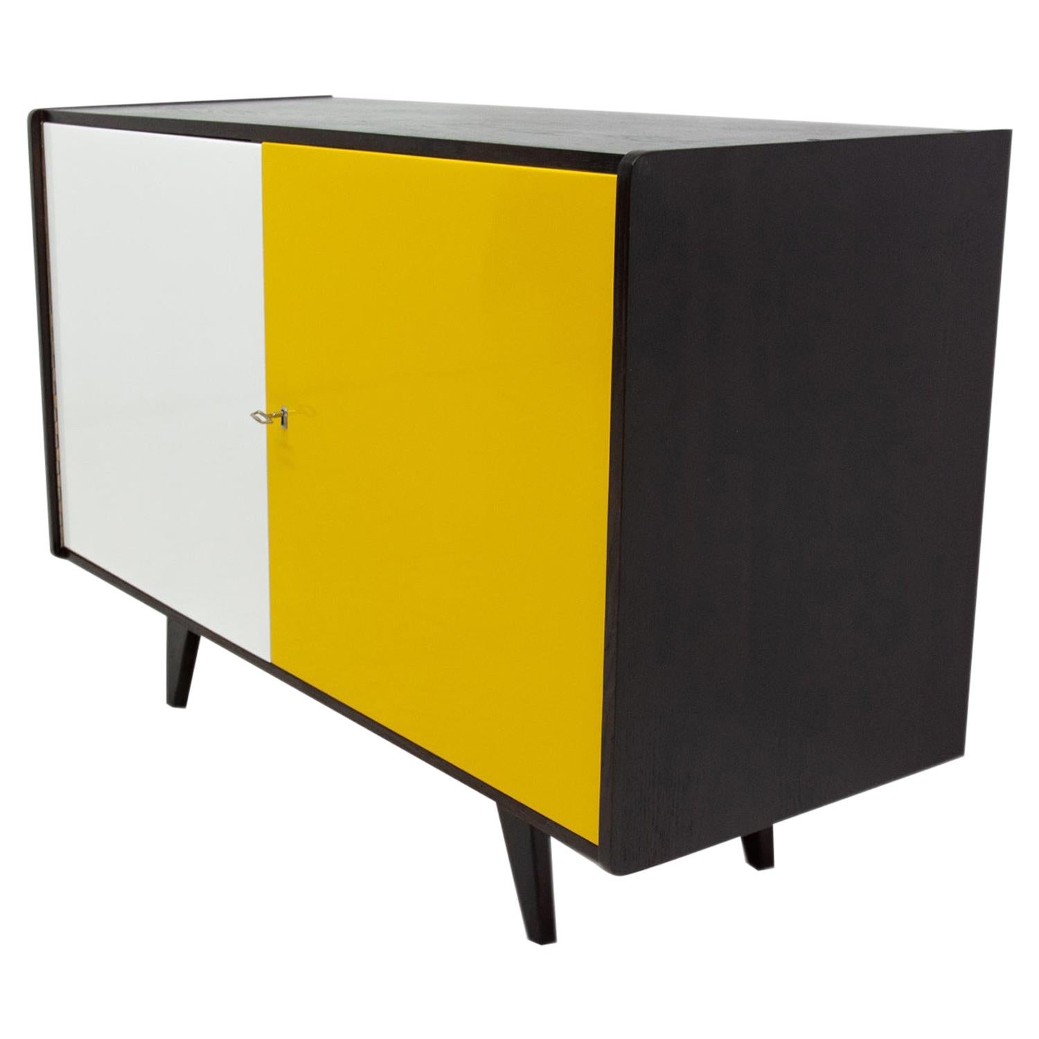 Vollständig restauriertes Sideboard U-450 aus der Mitte des Jahrhunderts von Ji Jiroutek, 1960er Jahre, Tschechoslowakei im Angebot