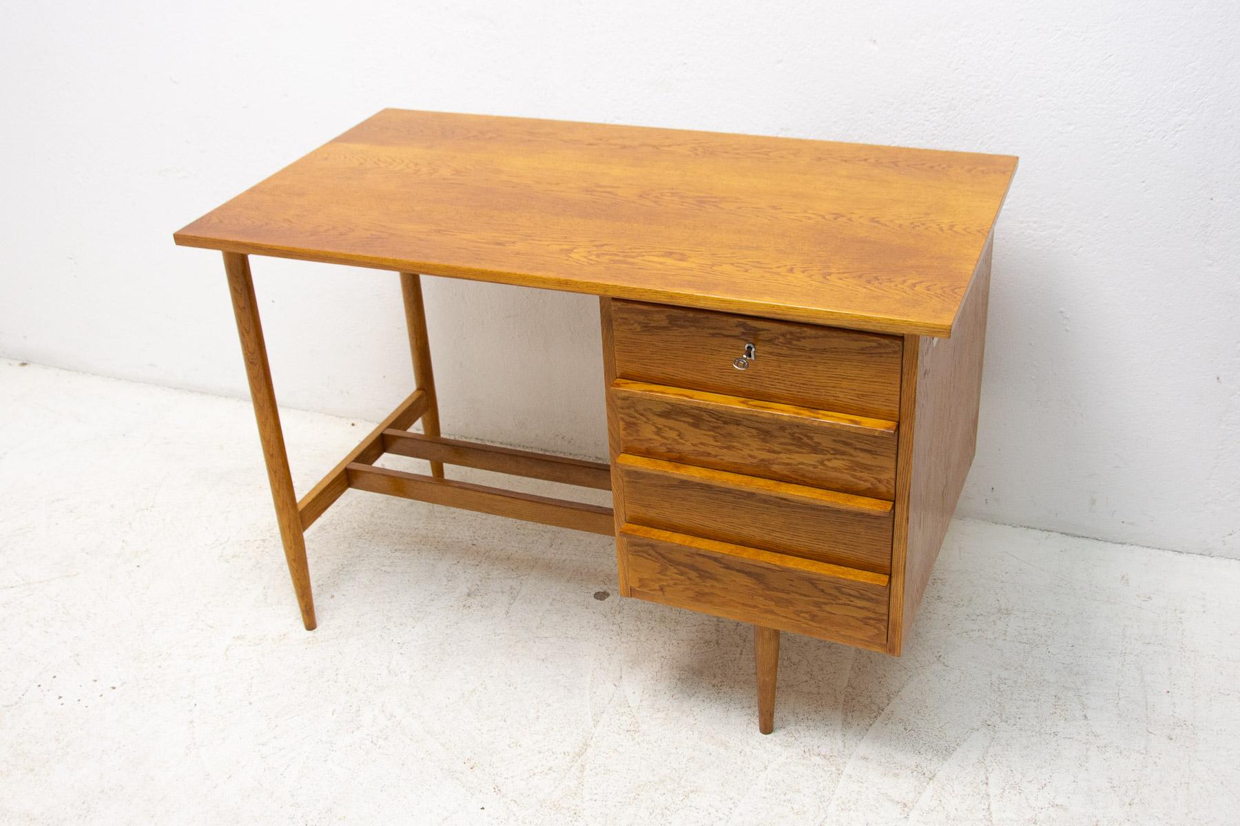 Fully restored midcentury writing Desk, 1960's, Czechoslovakia In Excellent Condition For Sale In Prague 8, CZ