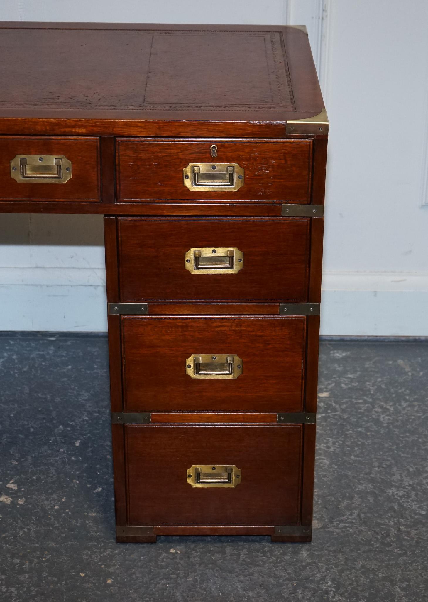 FULLY RESTORED MILITARY CAMPAIGN TWiN PEDESTAL DESK BROWN LEATHER TOP In Good Condition For Sale In Pulborough, GB
