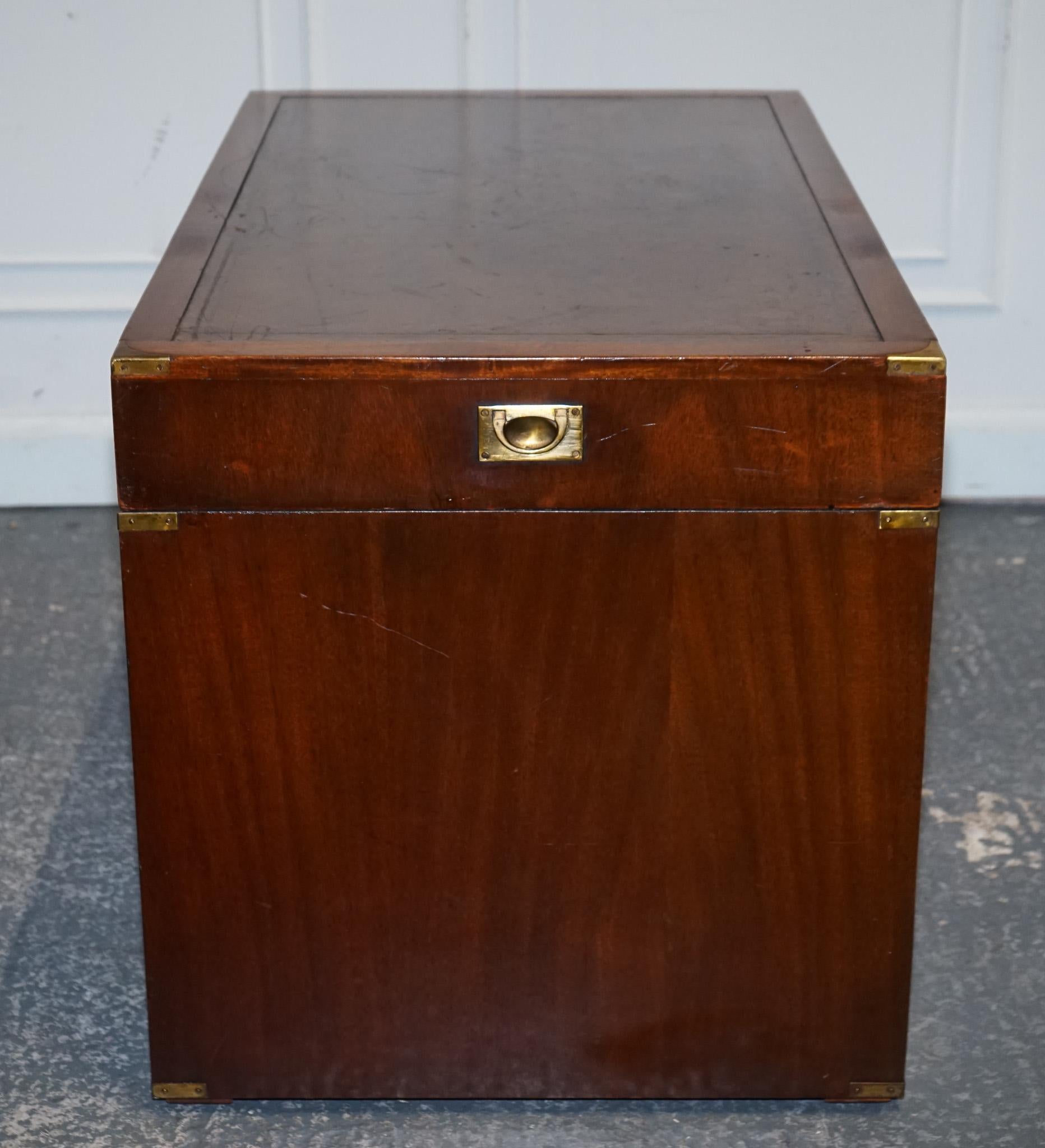 FULLY RESTORED MILITARY CAMPAIGN TWIN PEDESTAL DESK WiTH BROWN LEATHER TOP For Sale 3