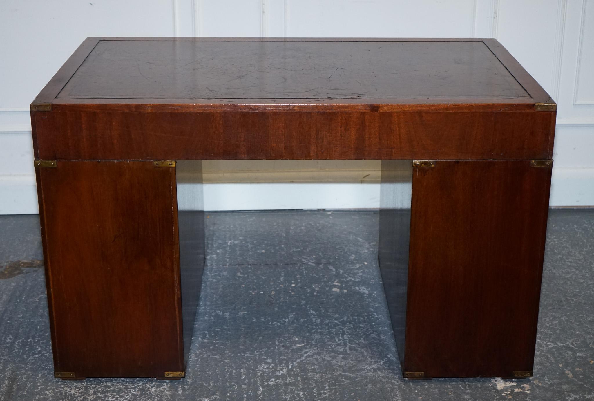 FULLY RESTORED MILITARY CAMPAIGN TWIN PEDESTAL DESK WiTH BROWN LEATHER TOP For Sale 4