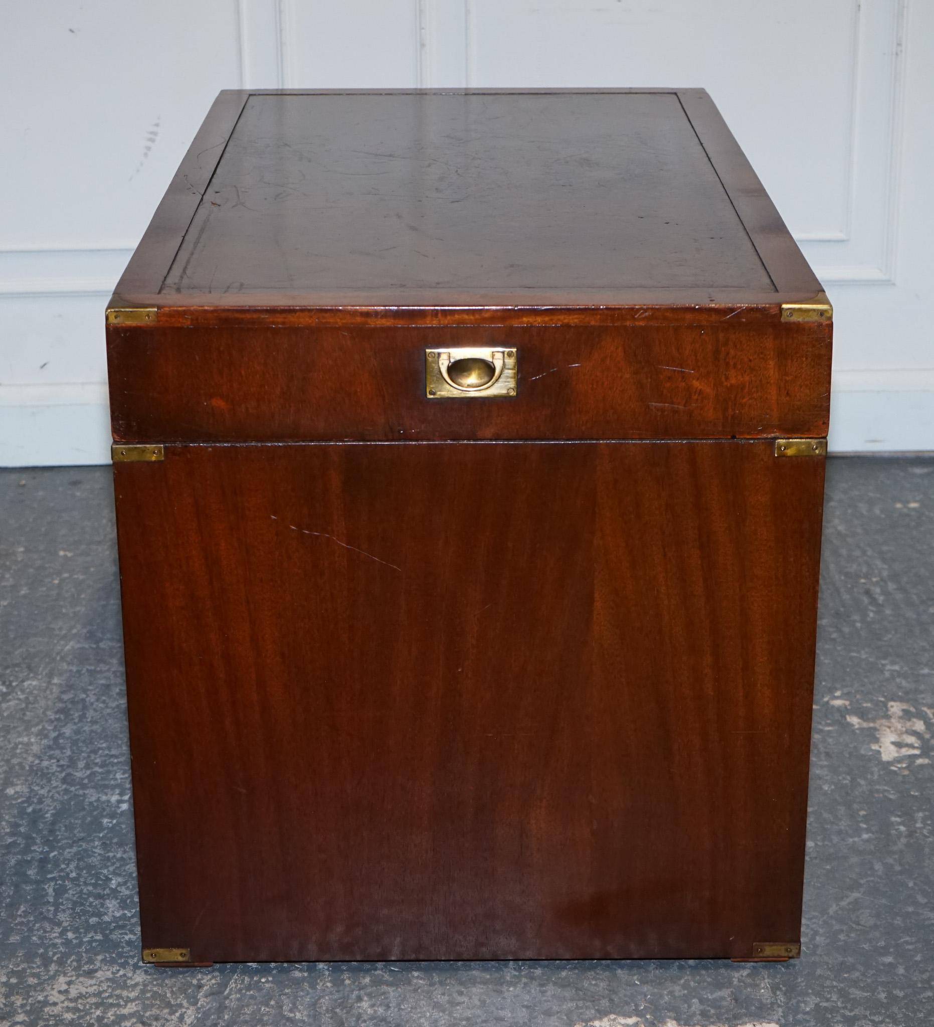 FULLY RESTORED MILITARY CAMPAIGN TWIN PEDESTAL DESK WiTH BROWN LEATHER TOP For Sale 5