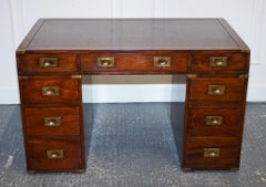 VOLLSTÄNDIG RESTORIERTER MILITÄRISCHER KAMPFZWEI PEDESTAL-TISCH MIT BRAUNER LEDERKOPF