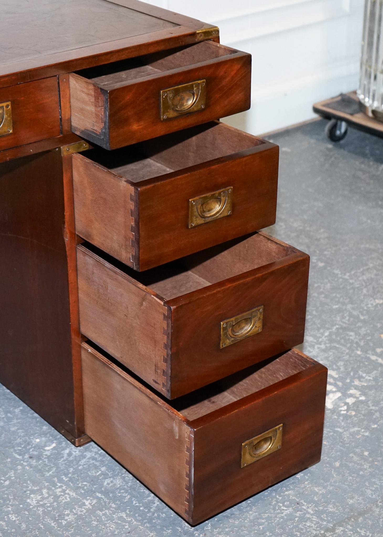 FULLY RESTORED MILITARY CAMPAIGN TWIN PEDESTAL DESK WiTH BROWN LEATHER TOP In Good Condition For Sale In Pulborough, GB