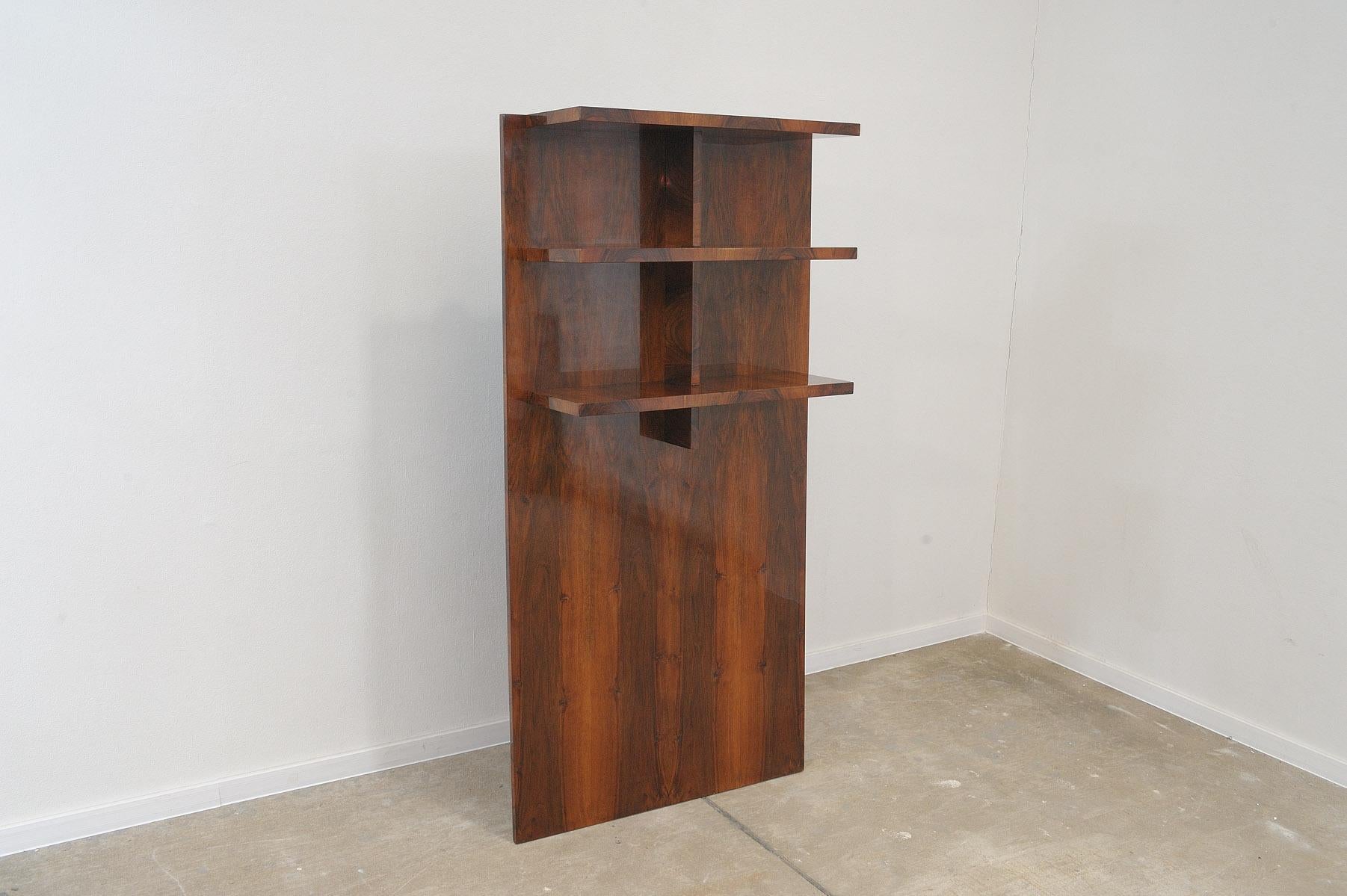 Fully restored modernist Wall shelf or bookcase, Czechoslovakia, 1930s In Excellent Condition For Sale In Prague 8, CZ