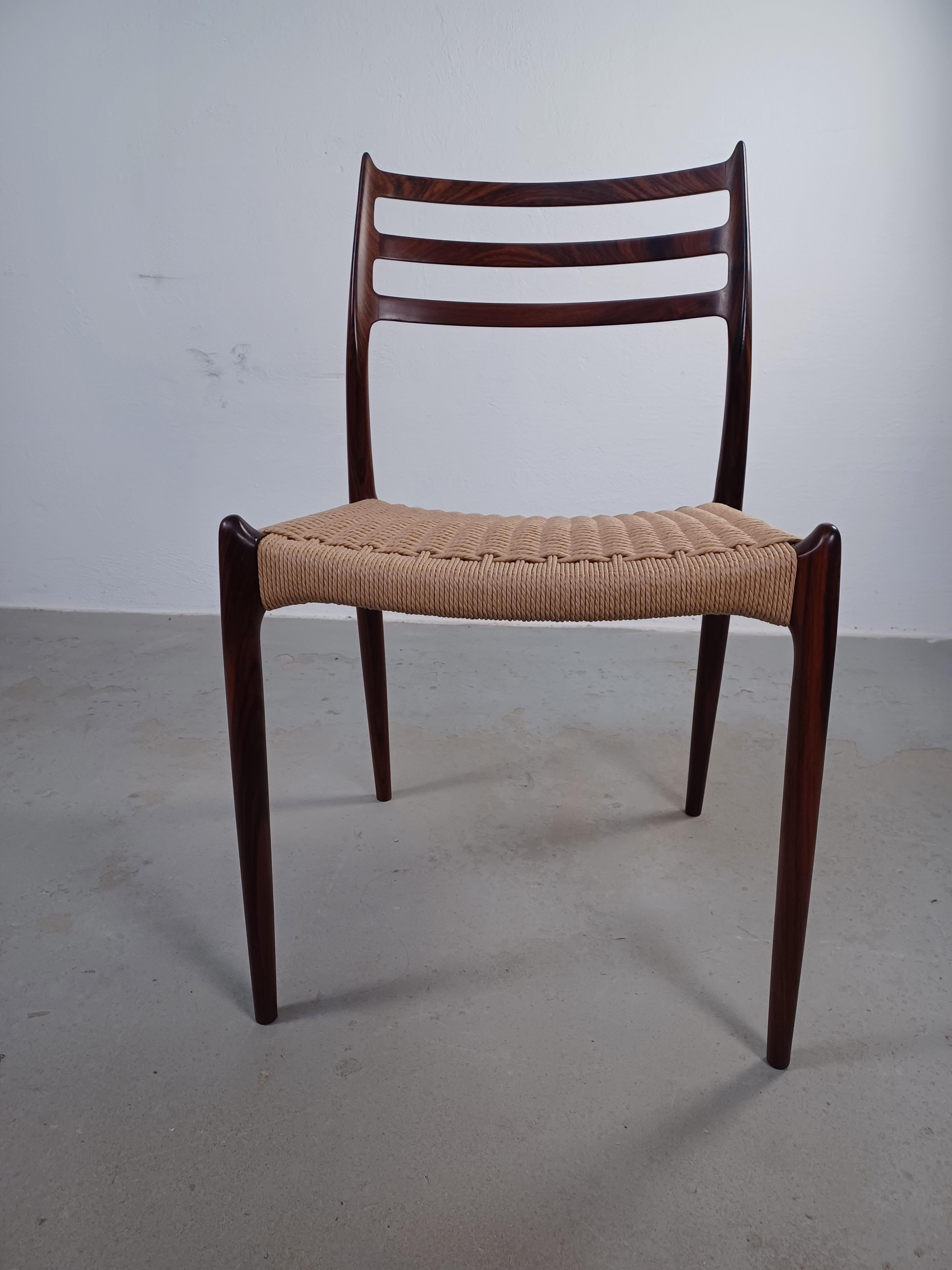 L'emblématique chaise de salle à manger modèle 78 a été conçue en 1954 par Niels O. Møller pour J.L.A. Møllers Møbelfabrik. Le modèle, avec ses formes organiques et ses pièces de bois qui se fondent les unes dans les autres, témoigne de ce que de