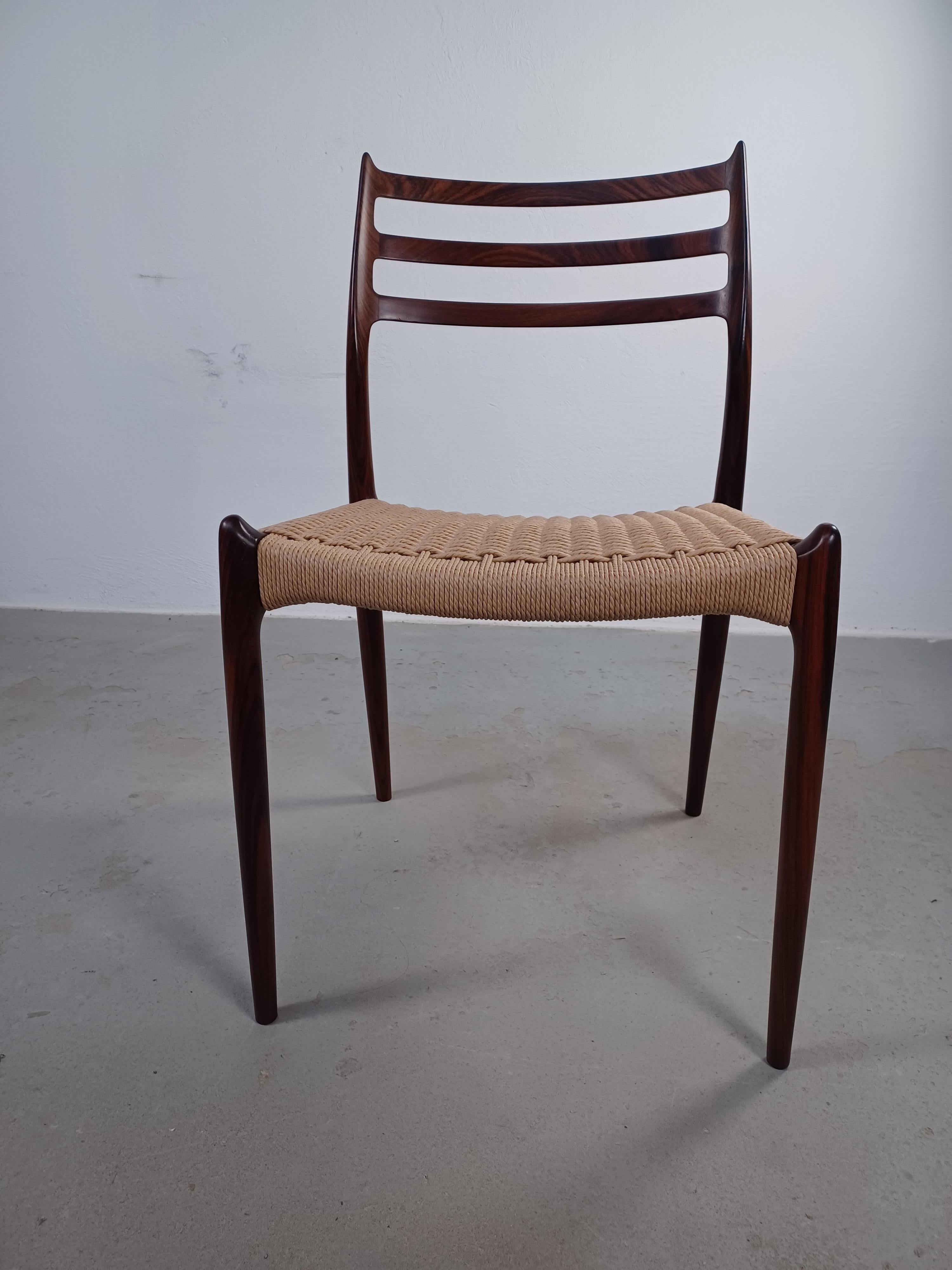 L'iconica sedia da pranzo modello 78 è stata disegnata nel 1954 da Niels O. Møller per J.L. Møllers Møbelfabrik. Il modello, con le sue forme organiche e i pezzi di legno che si 