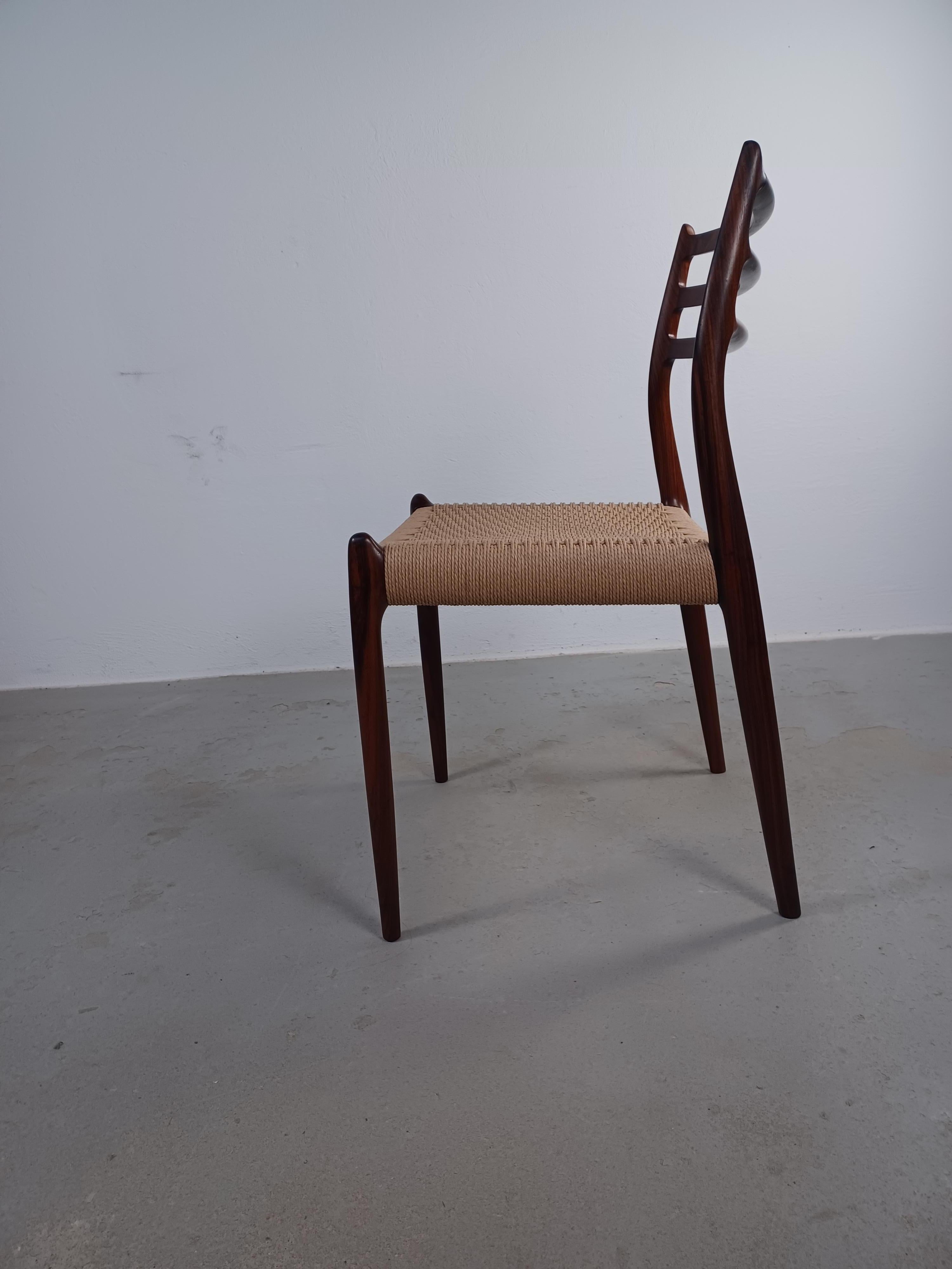 Chaise de salle à manger en palissandre modèle 78 de Niels Otto Møller, entièrement restaurée, avec cordon de papier  Bon état - En vente à Knebel, DK