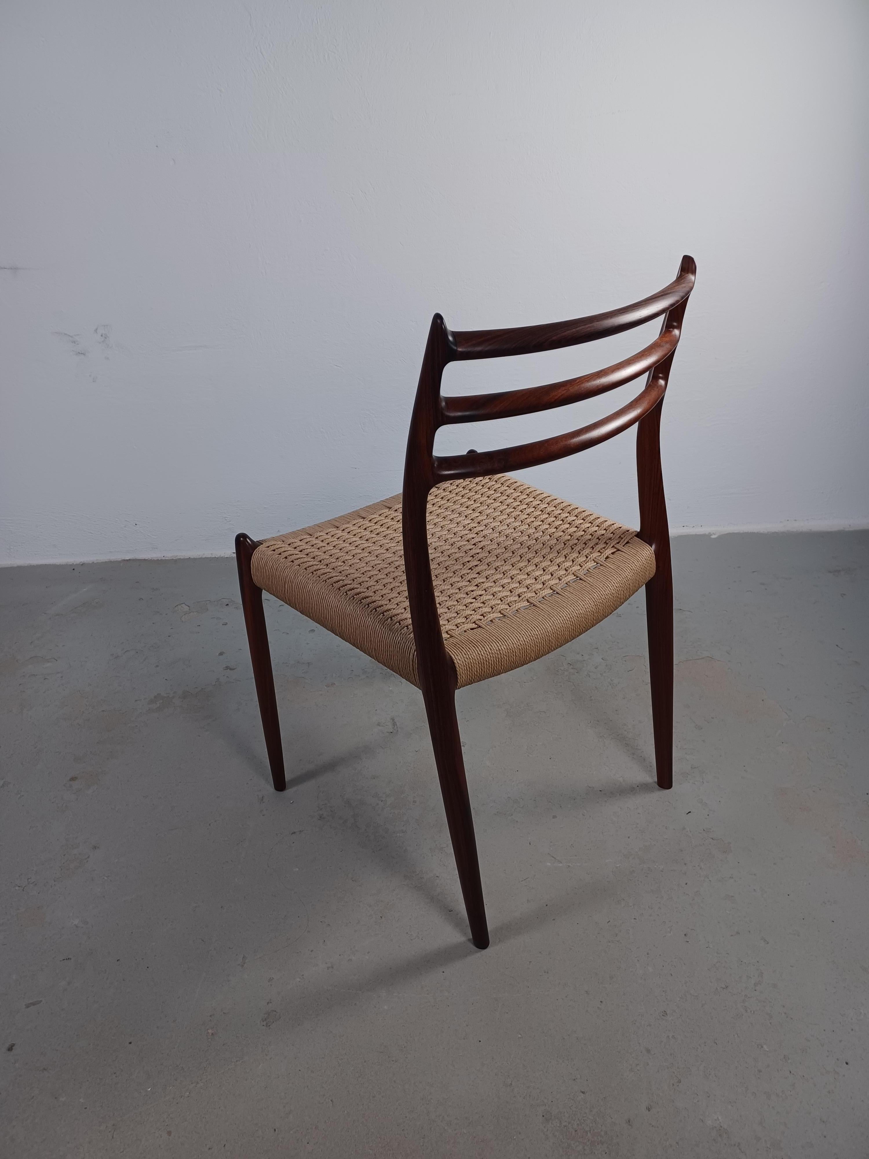 Metà XX secolo Sedia da pranzo in legno di palissandro Niels Otto Møller modello 78 completamente restaurata con corda di carta in vendita