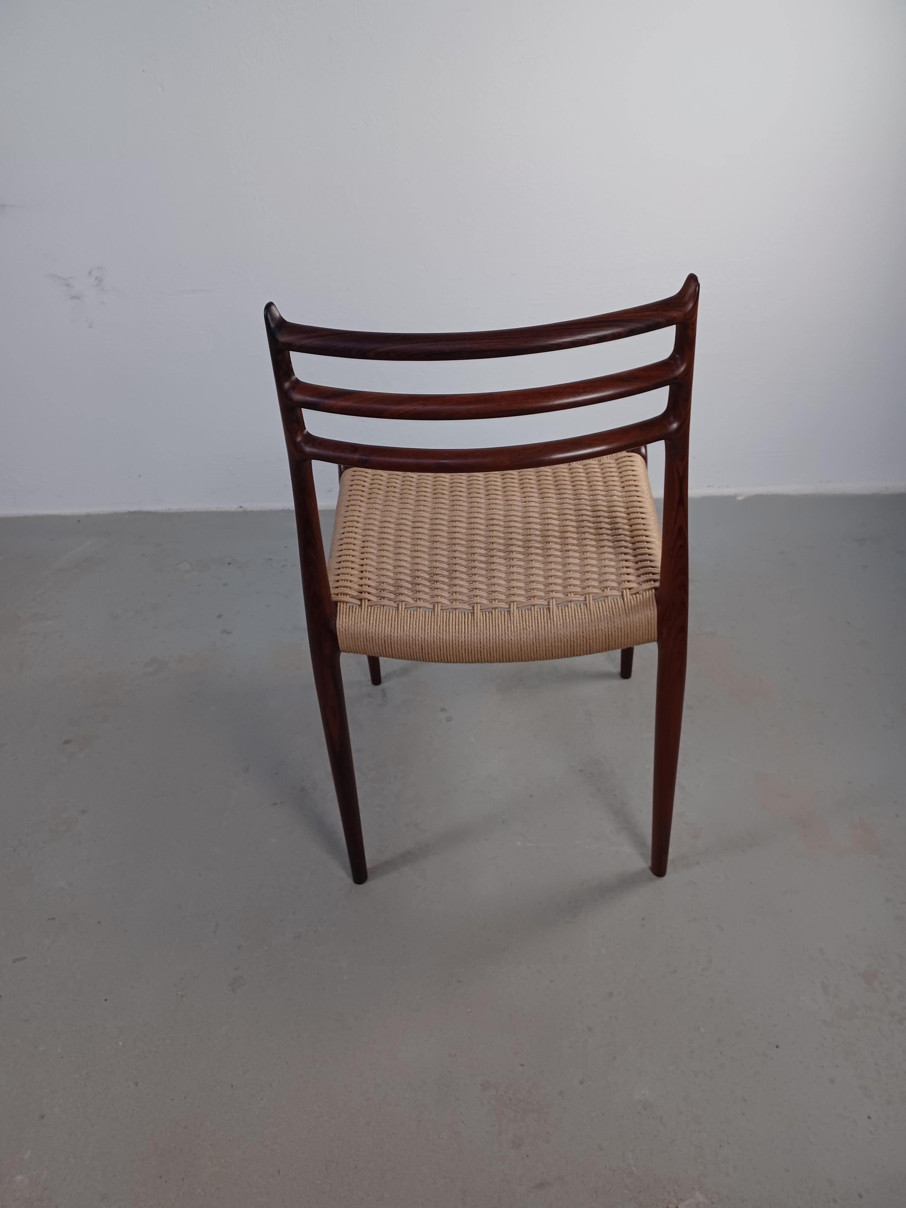 Metà XX secolo Sedia da pranzo in legno di palissandro Niels Otto Møller modello 78 completamente restaurata con corda di carta in vendita