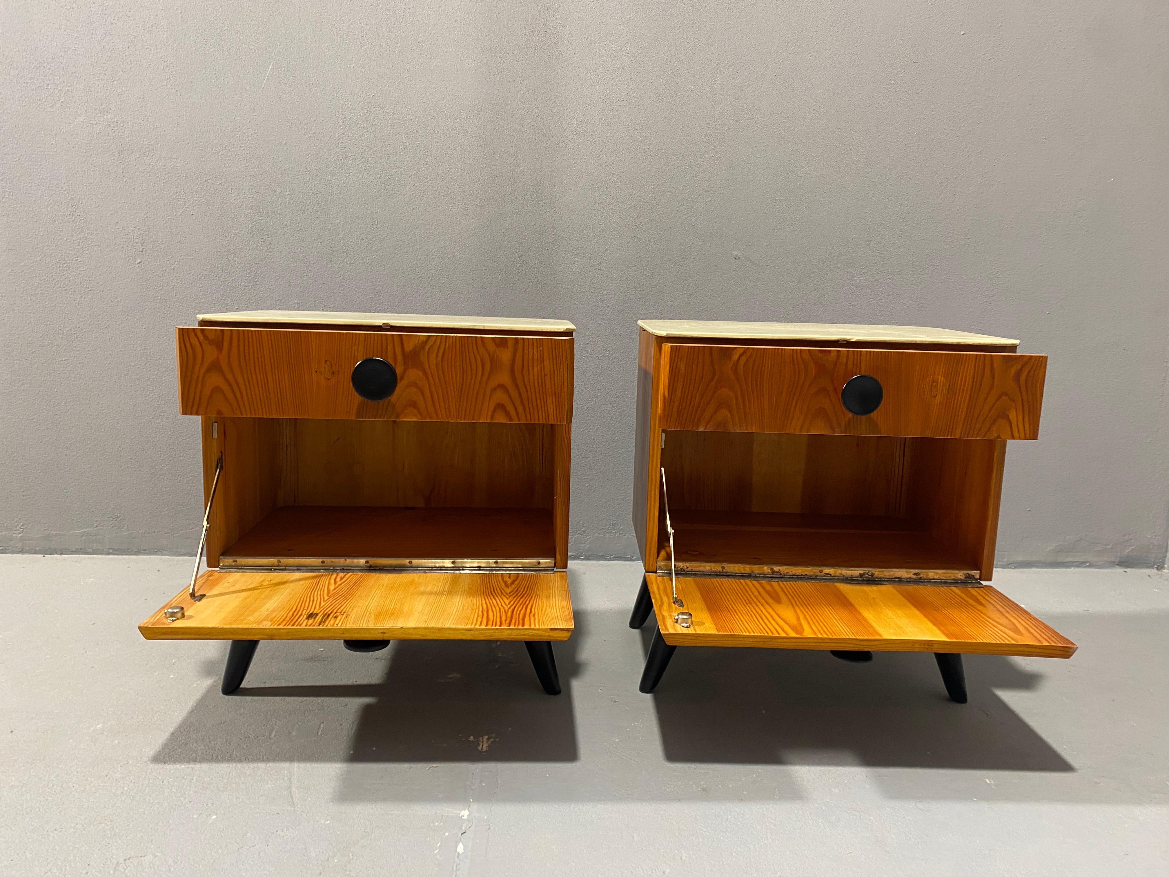 Fully restored night stands by Jindřich Halabala for ÚP Závody, 1950´s, Czech. For Sale 10