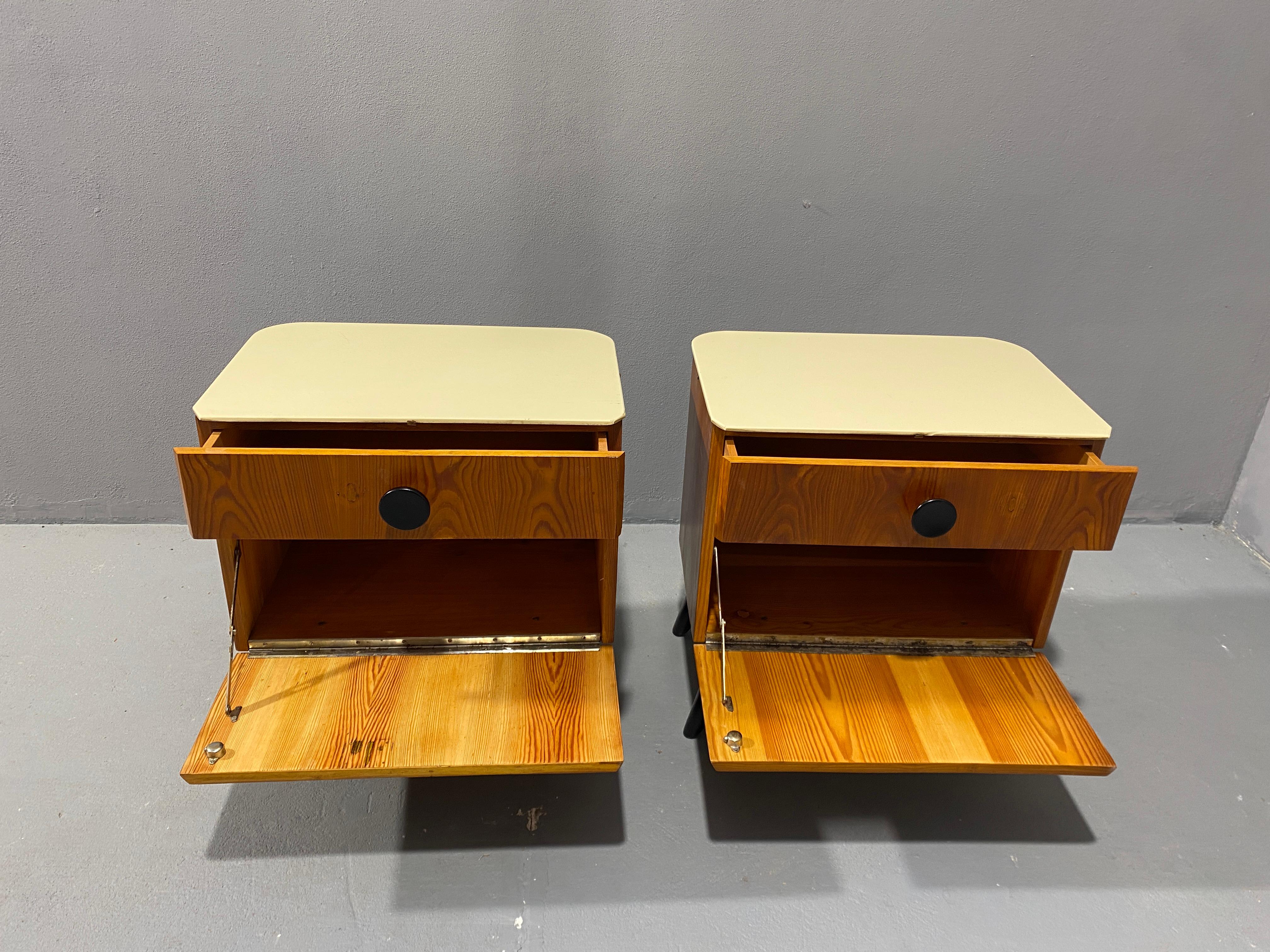 Fully restored night stands by Jindřich Halabala for ÚP Závody, 1950´s, Czech. For Sale 12