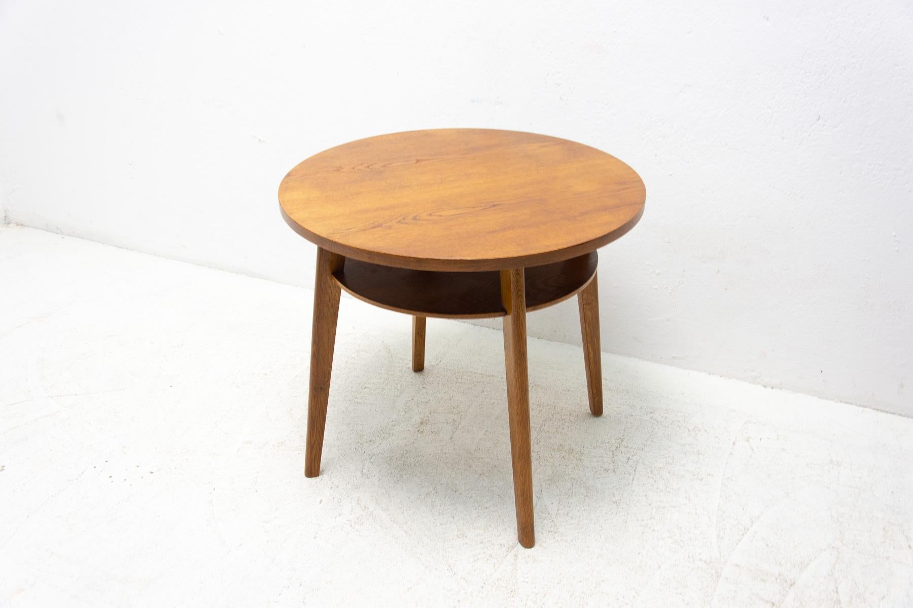 This mid century coffee table was made in the former Czechoslovakia in the 1960´s. It´s made of oak wood.

Associated with world-renowned EXPO 58 exhibition in Brussels. In excellent condition.

Measures: Height 63 cm

Diameter 70 cm.