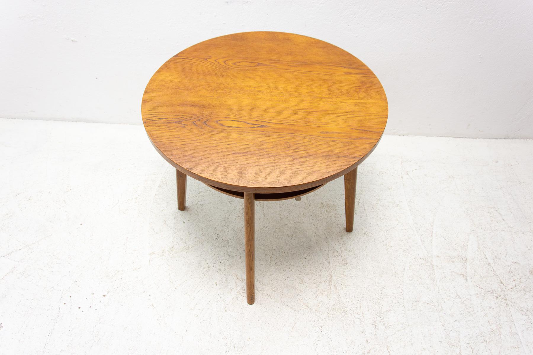 Fully Restored Oak Coffee Table, Czechoslovakia, 1960´s For Sale 2