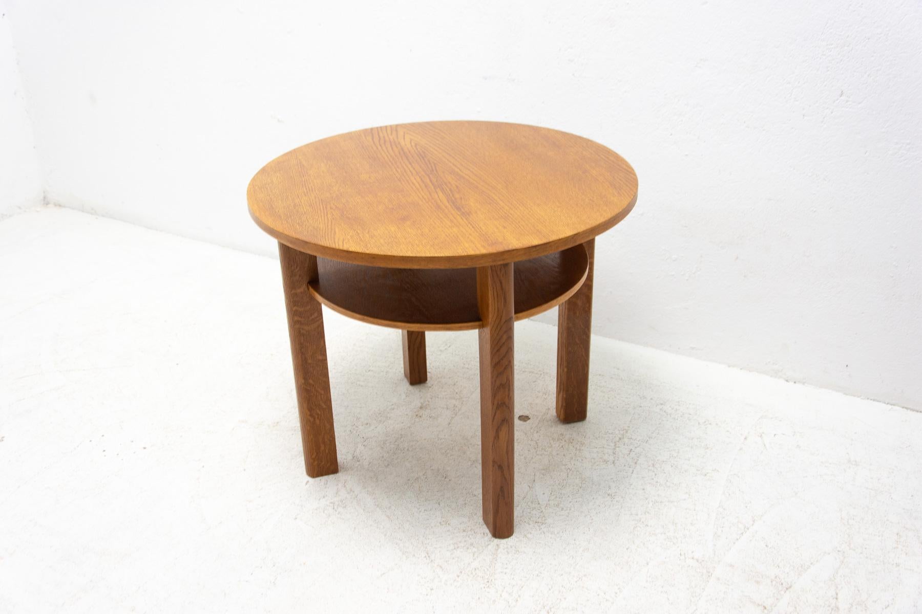 Round occasional table in oak, made in the former Czechoslovakia in the 1950´s.

In excellent condition.

Measures: Height: 60 cm

Table top diameter: 71 cm.