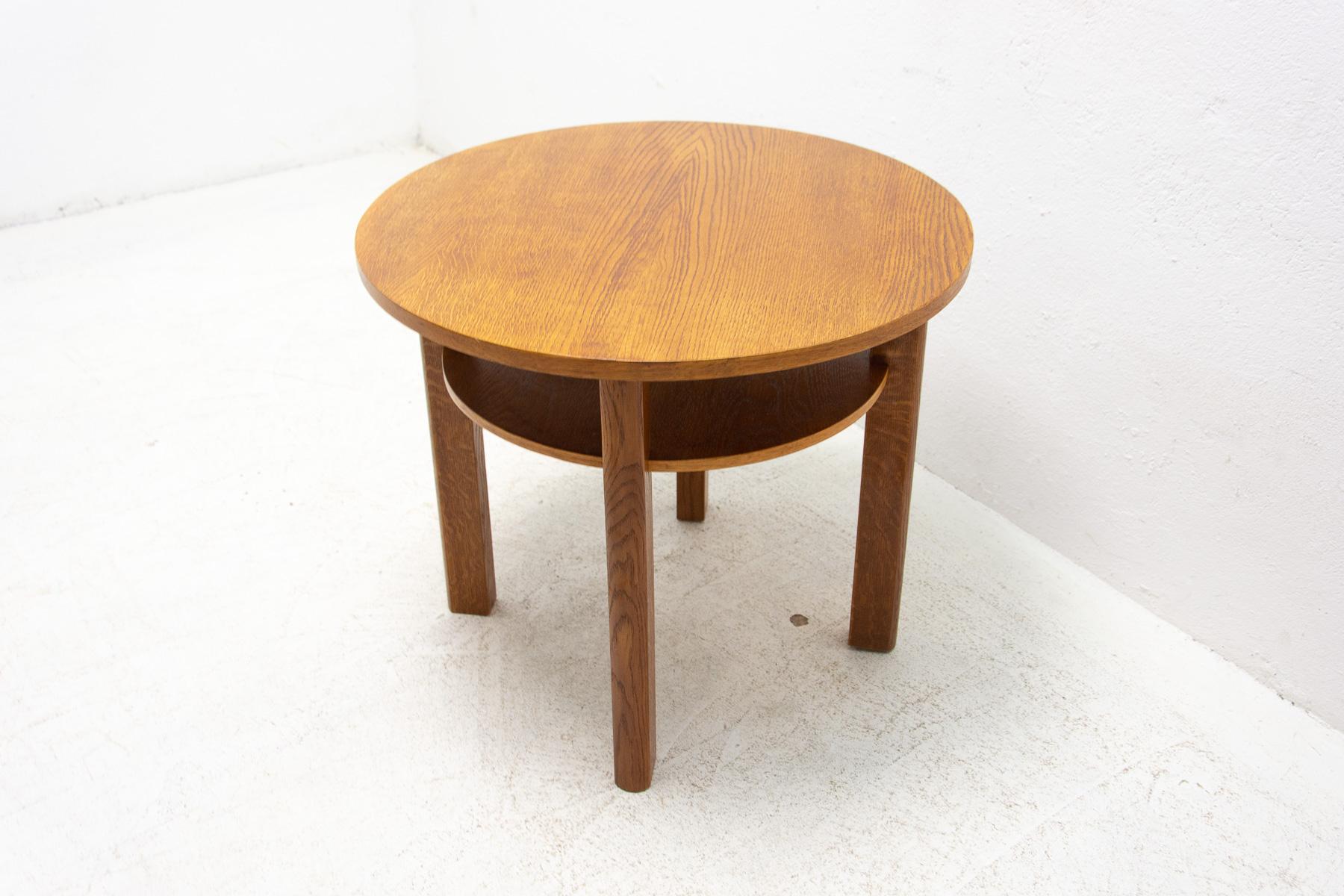 Fully Restored Oak Wood Coffee Table, 1950s, Czechoslovakia In Excellent Condition For Sale In Prague 8, CZ