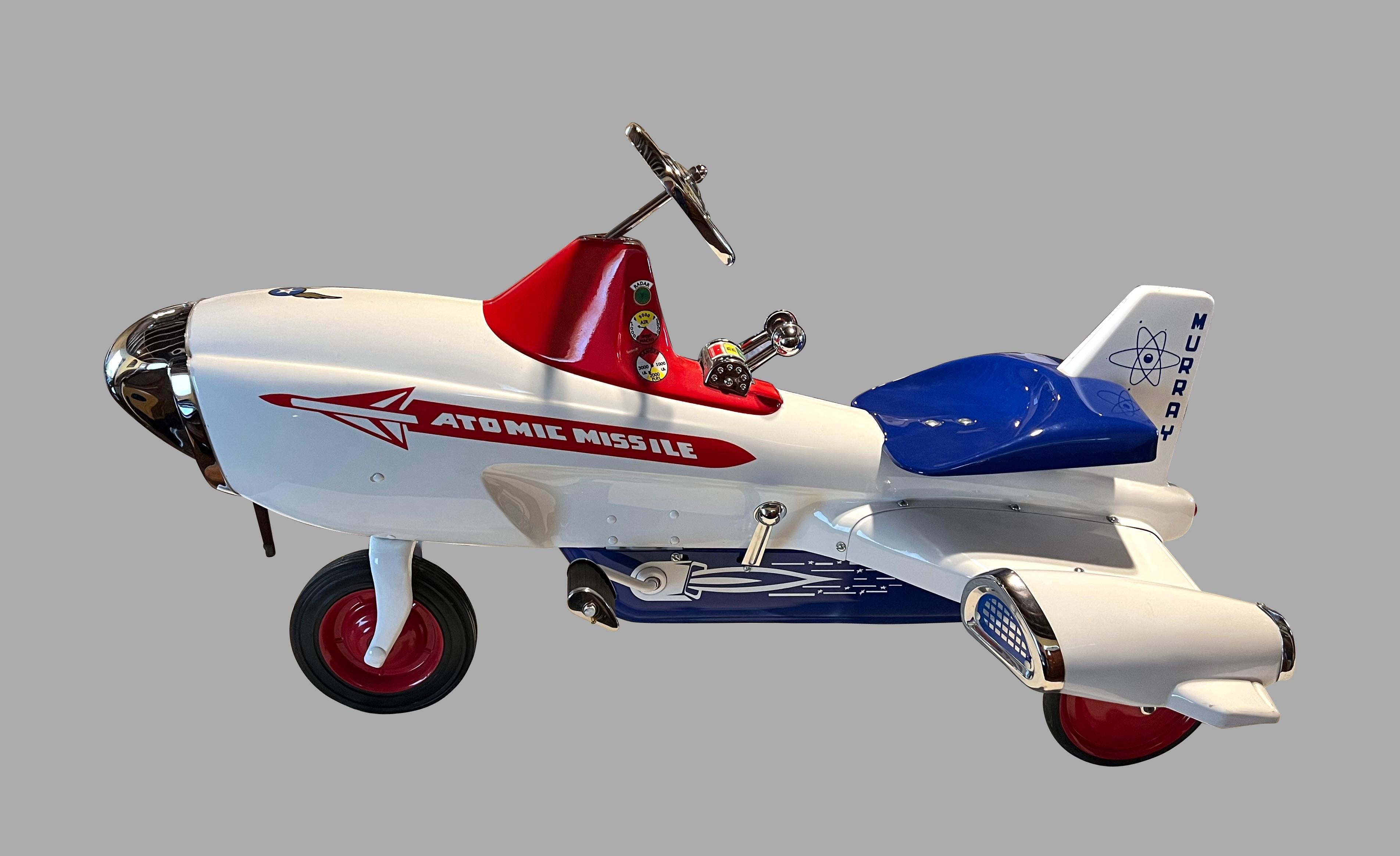 Moderne Voiture à pédales Murray Atomic Missile entièrement restaurée Circa 1960 en vente