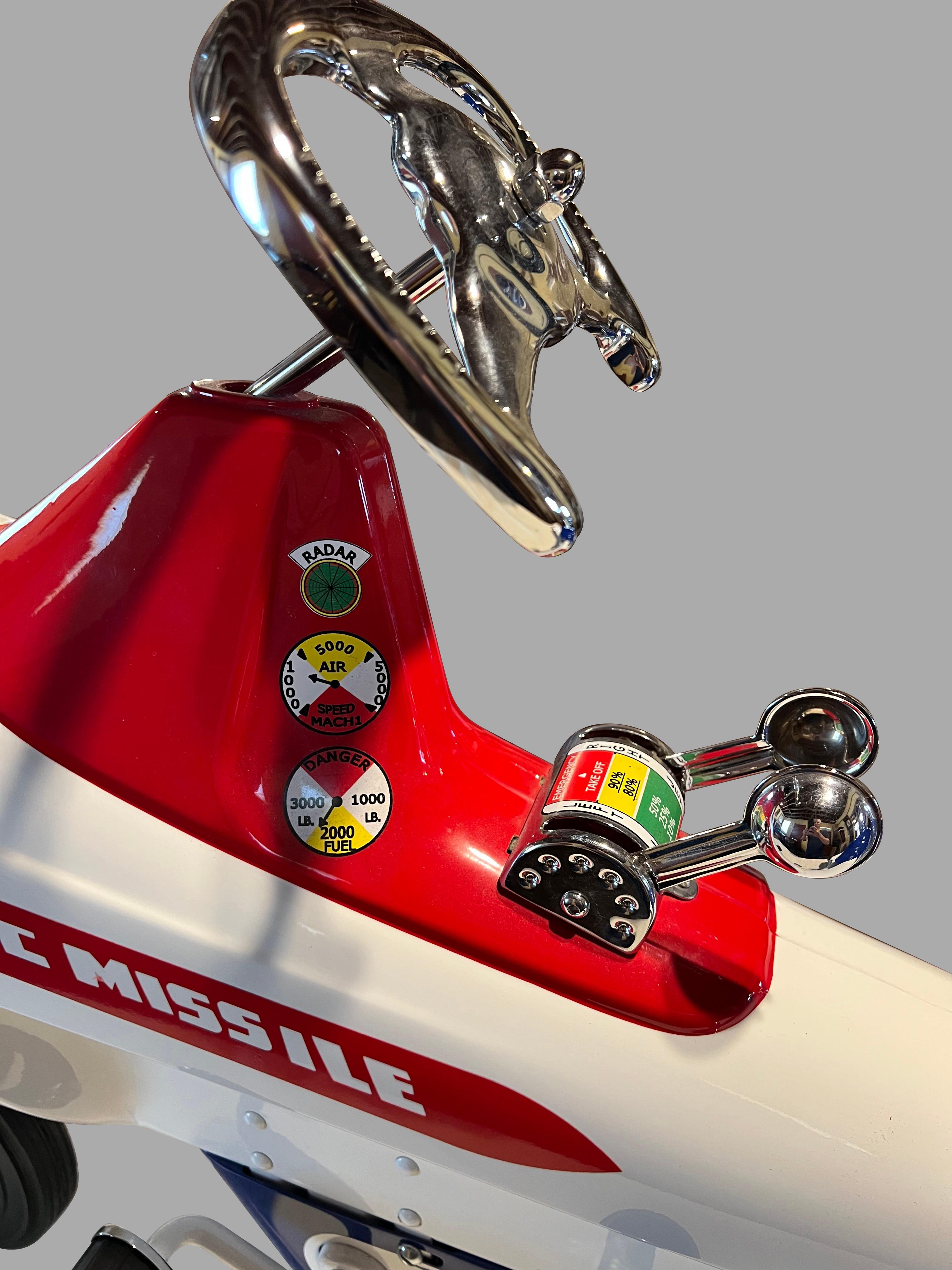 Milieu du XXe siècle Voiture à pédales Murray Atomic Missile entièrement restaurée Circa 1960 en vente