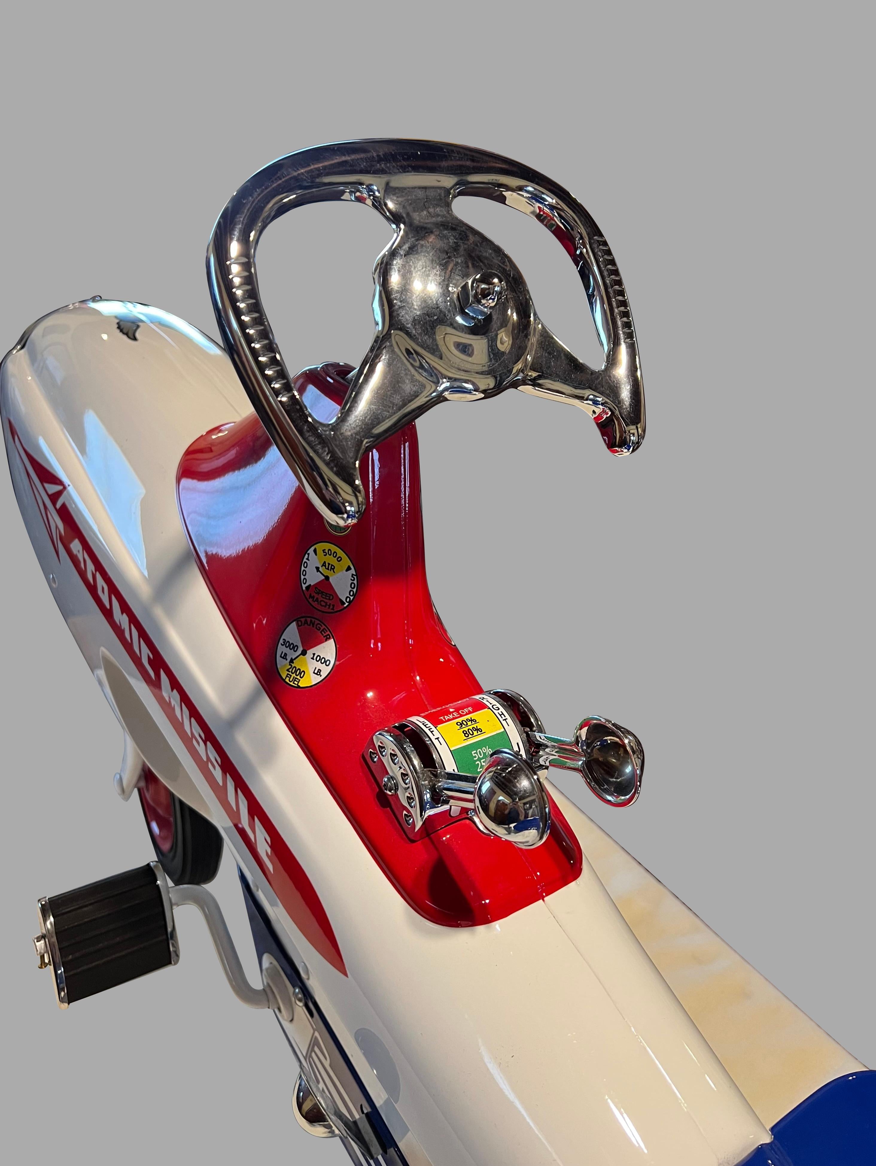 Métal Voiture à pédales Murray Atomic Missile entièrement restaurée Circa 1960 en vente