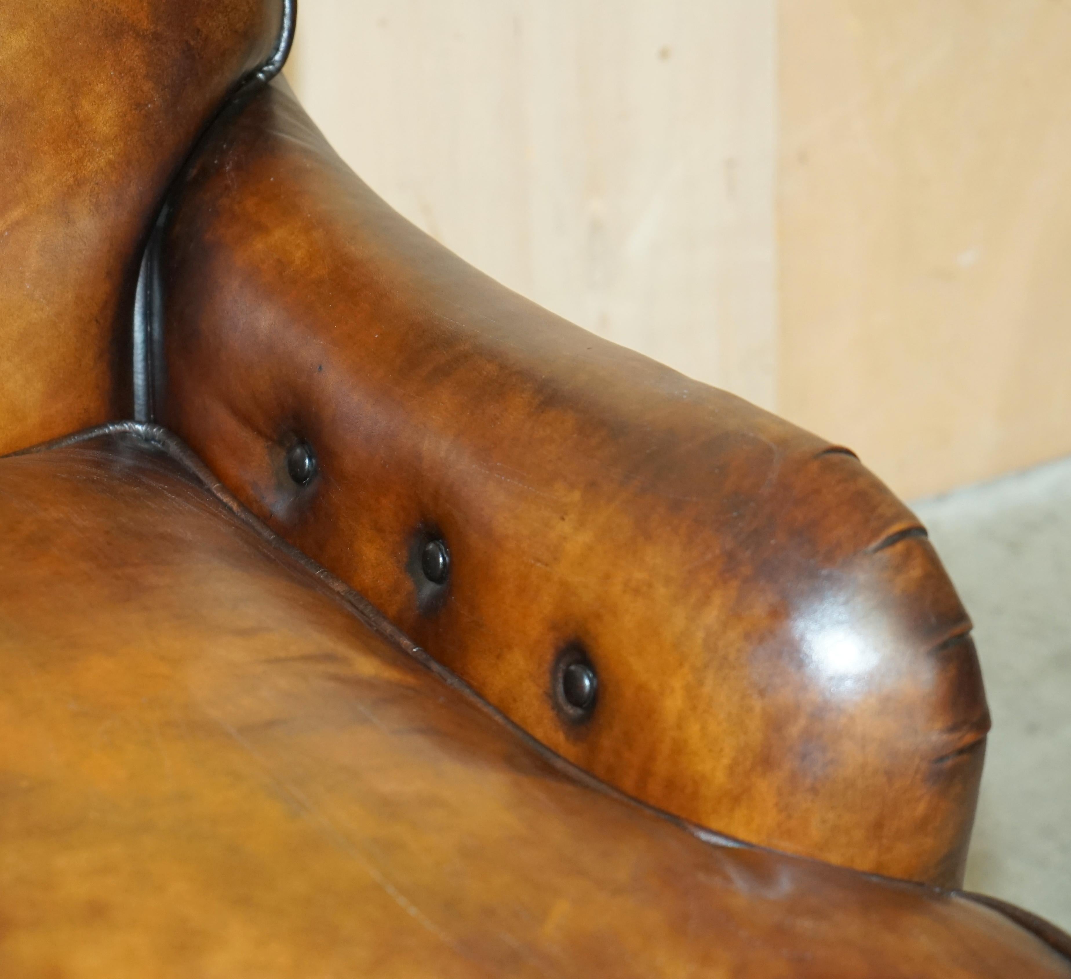 FULLY RESTORED PAIR OF ANTIQUE HOWARD & SON BRIDGEWATER BROWN LEATHER ARMCHAIRs For Sale 1